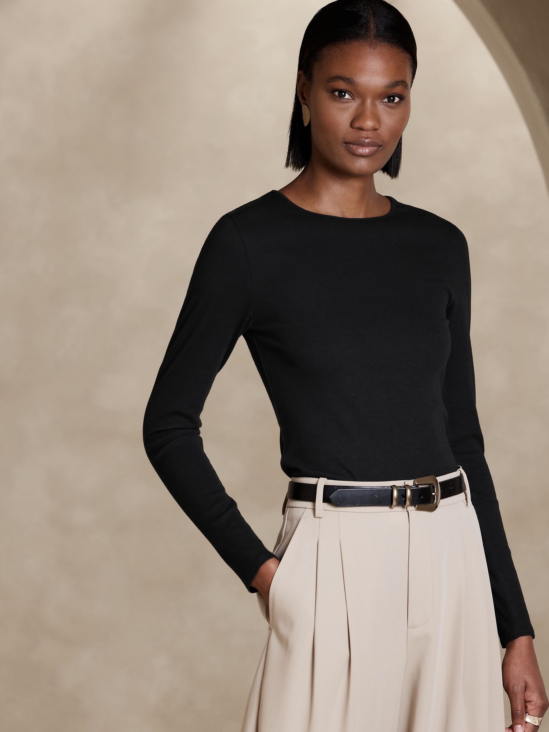 Banana Republic Black Ribbed Crew-Neck T-Shirt - Image 1 of 1