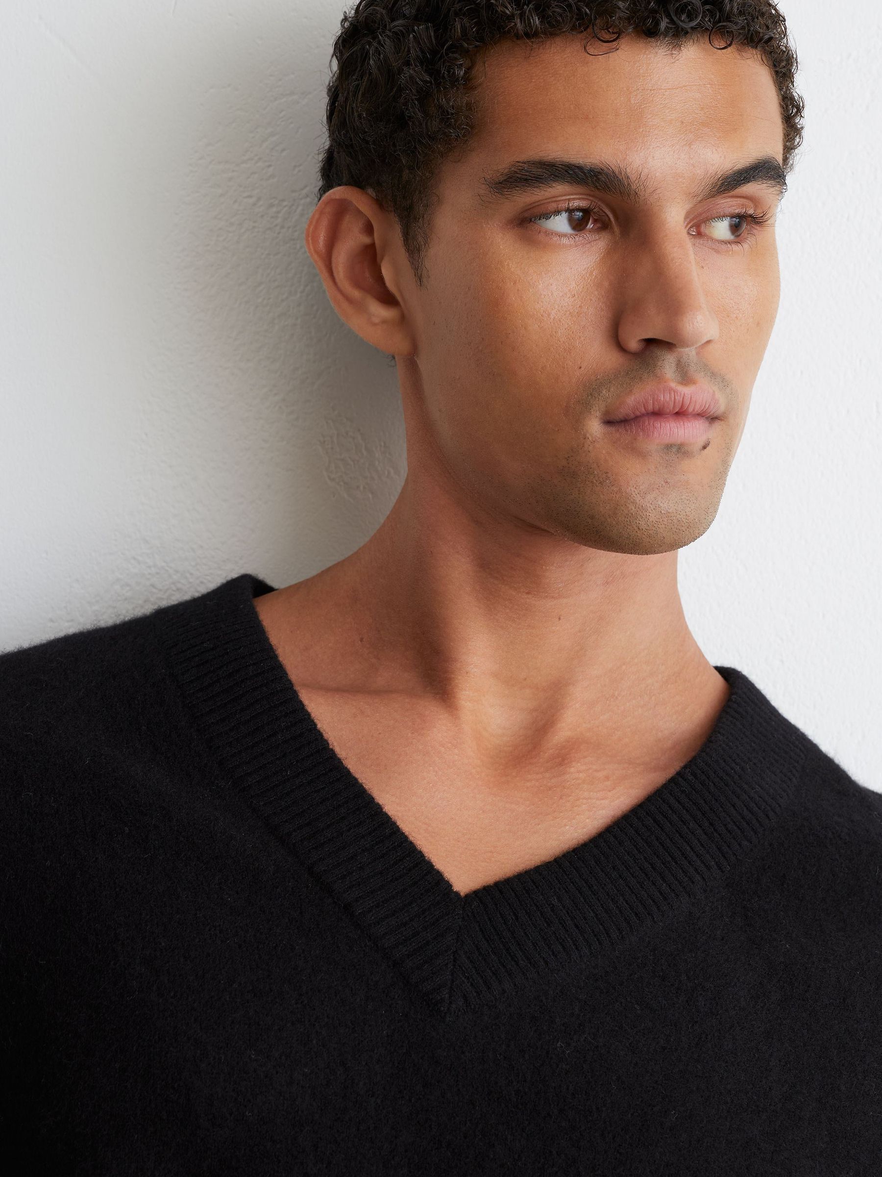 Wool-Cashmere V-Neck Jumper in Black - Image 4 of 6