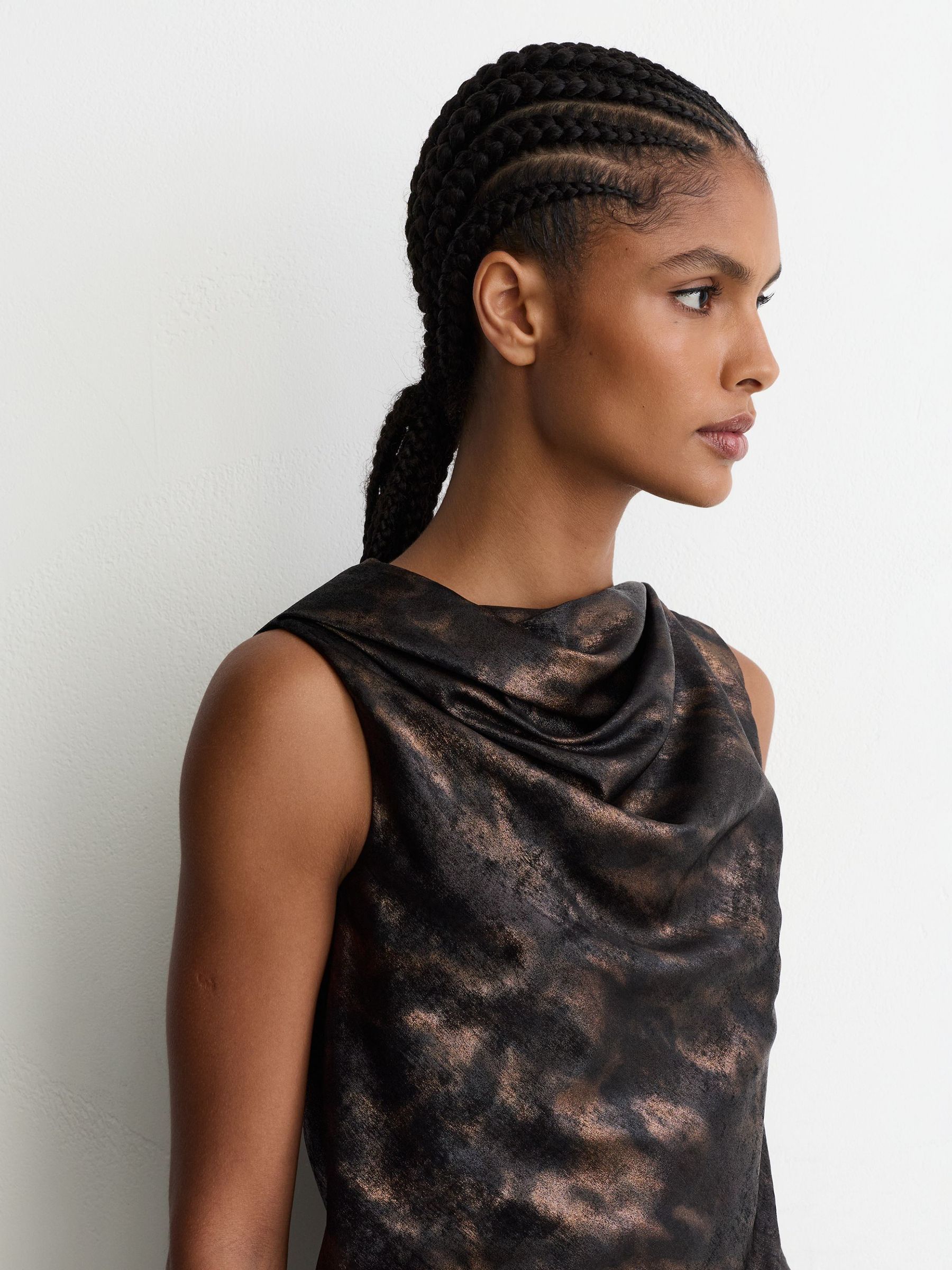 Metallic-Thread Printed Draped Mini Dress in Black/Gold - Bild 4 von 8