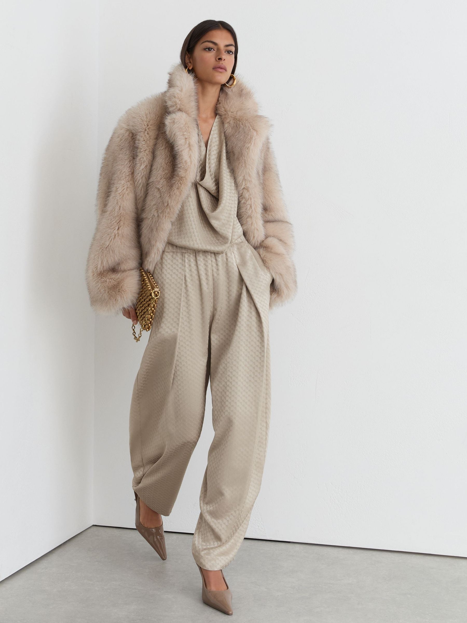 Petite Jacquard Pleated Tapered Trousers in Champagne Neutral - Bild 1 von 8 Petite Jacquard Pleated Tapered Trousers in Champagne Neutral - Bild 1 von 8