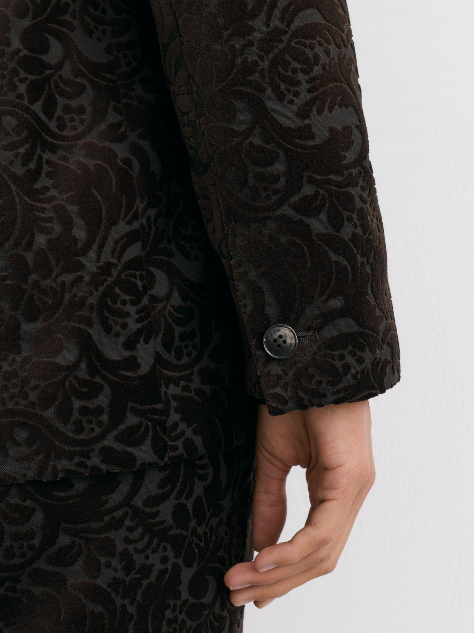 Blazer de costume à double boutonnage en velours floqué petites tailles en marron chocolat - Image 6 de 11