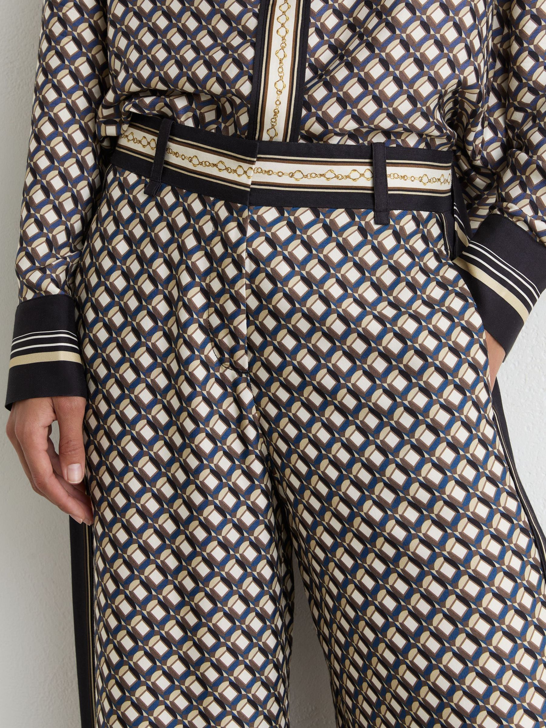 Petite Hose mit weitem Bein mit Schalprint in Marineblau/Gold - Bild 3 von 7