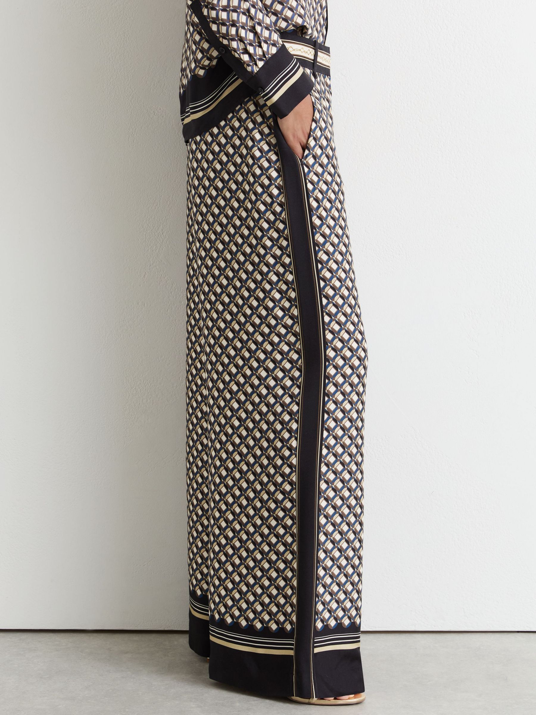 Petite Hose mit weitem Bein mit Schalprint in Marineblau/Gold - Bild 5 von 7