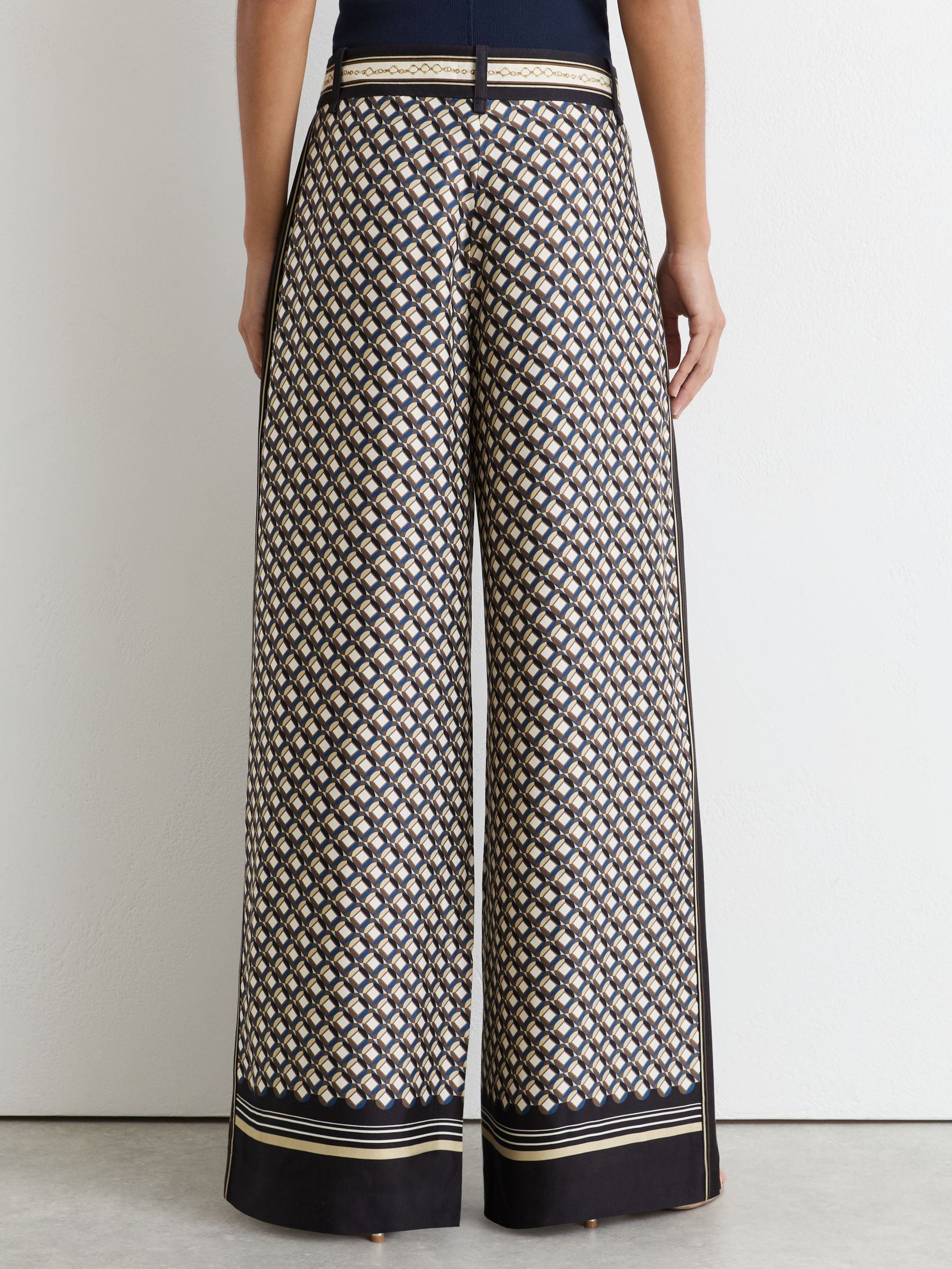 Petite Hose mit weitem Bein mit Schalprint in Marineblau/Gold - Bild 6 von 7