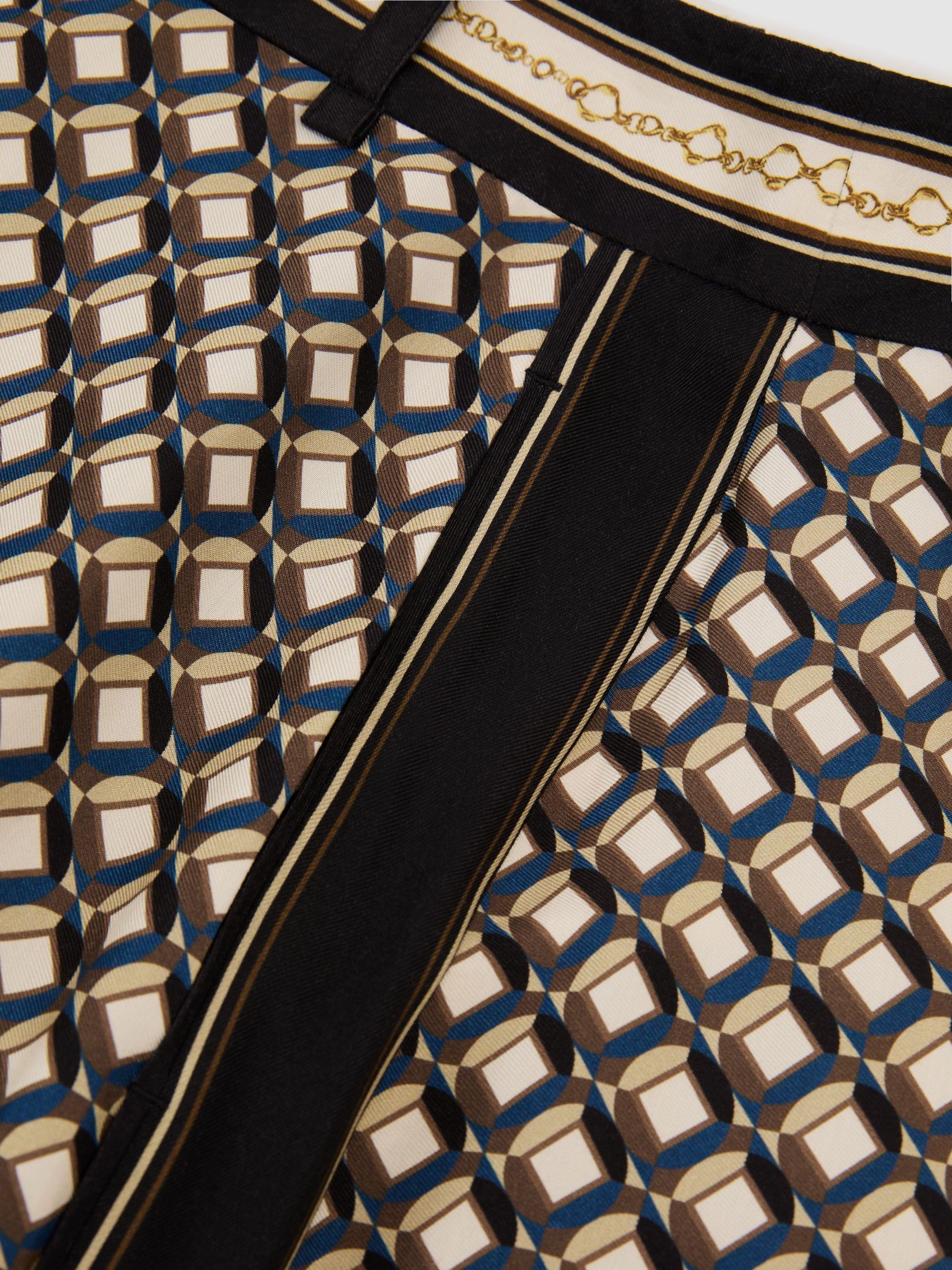 Petite Hose mit weitem Bein mit Schalprint in Marineblau/Gold - Bild 7 von 7