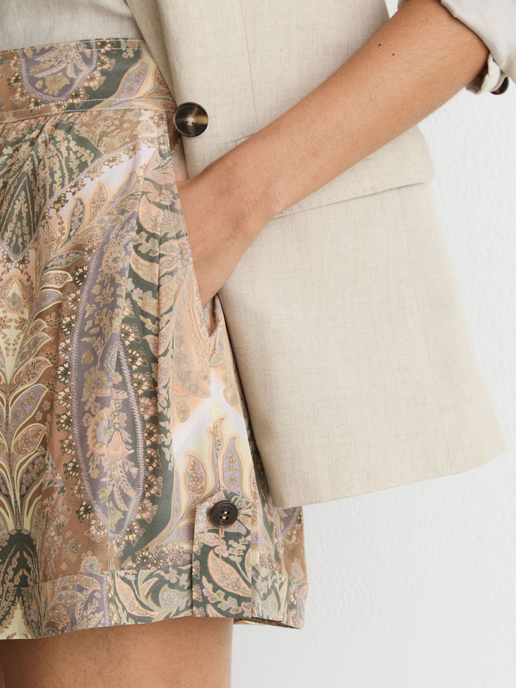 Paisley-Print Shorts in Neutral/Grey - Image 6 de 7