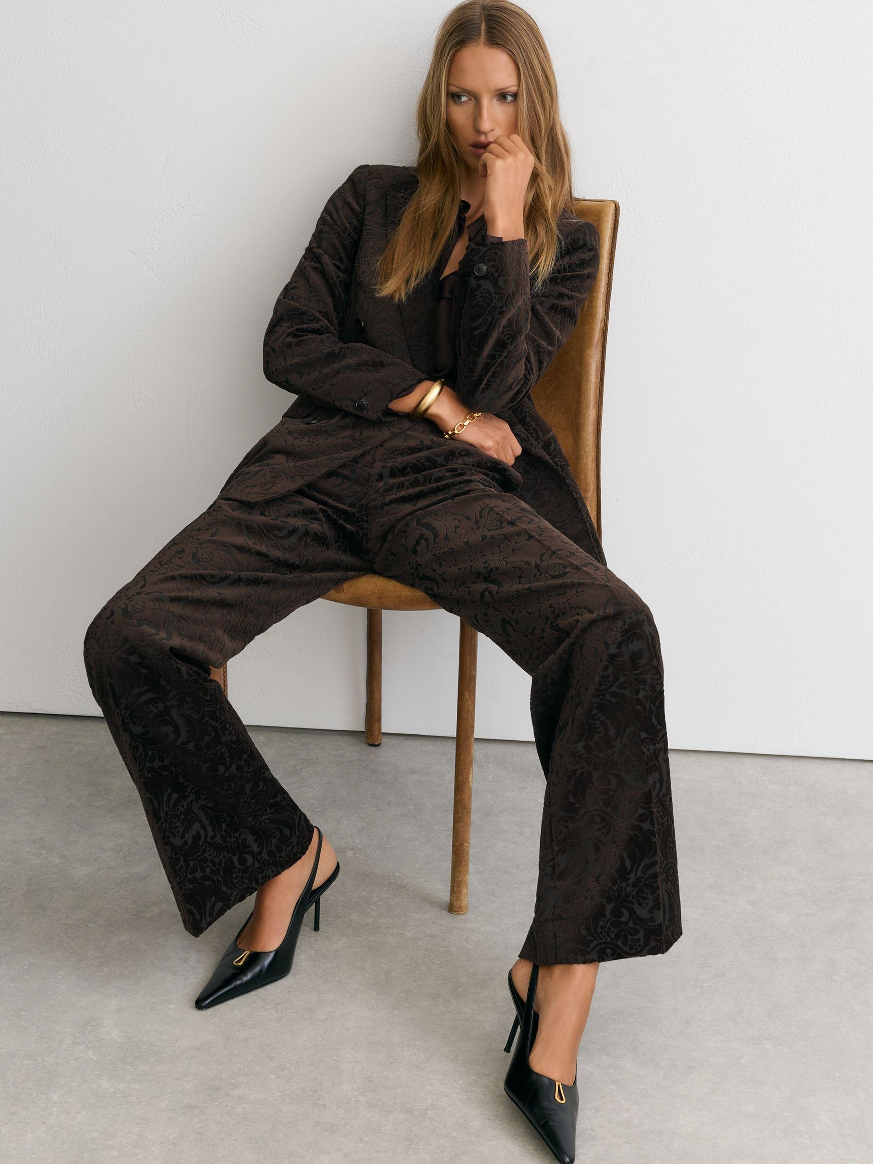 Pantalon de costume évasé en velours floqué marron chocolat petites tailles - Image 4 de 8