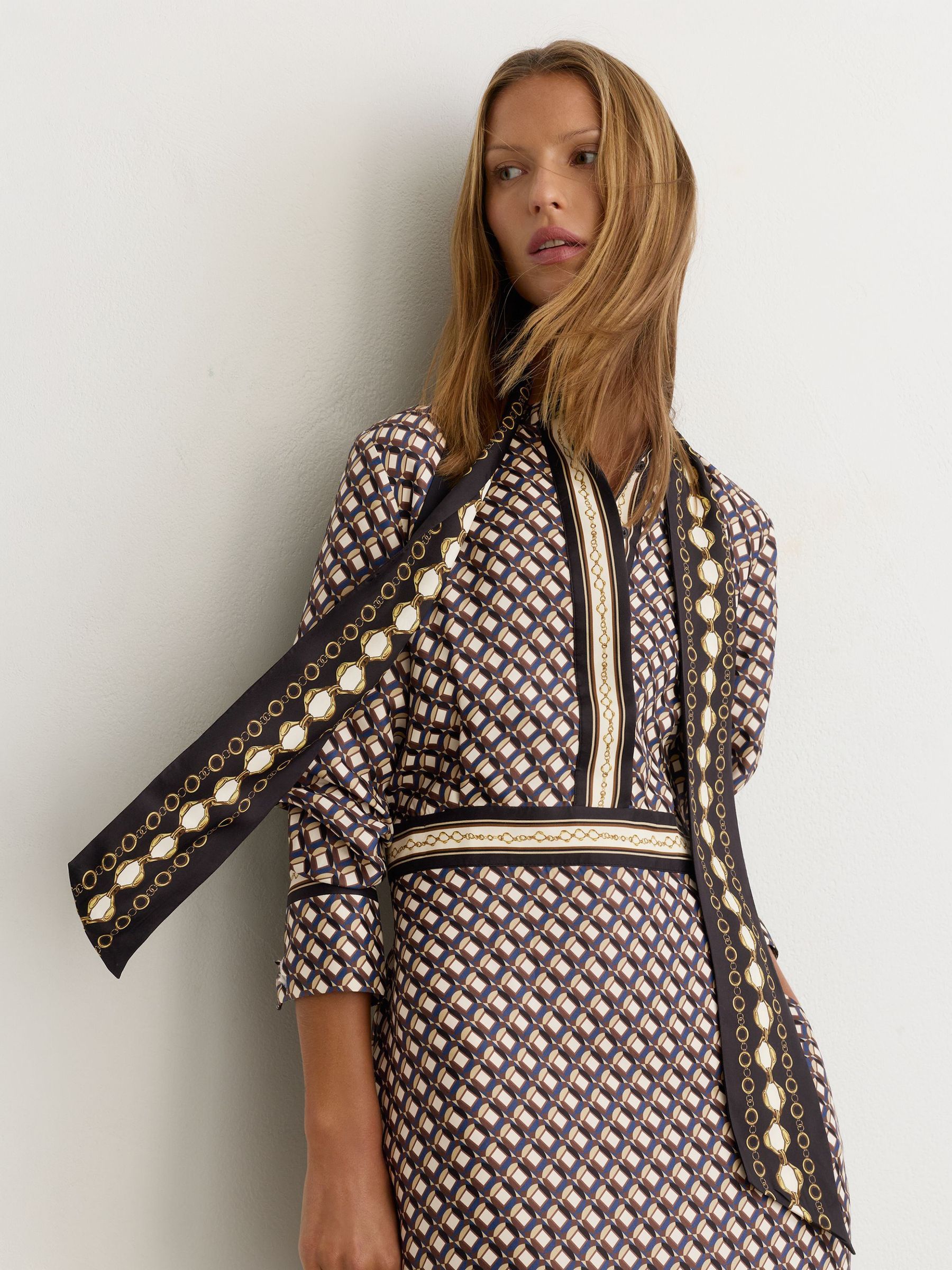 Scarf-Print Tie-Neck Midi Dress in Navy/Gold - Billede 3 af 8