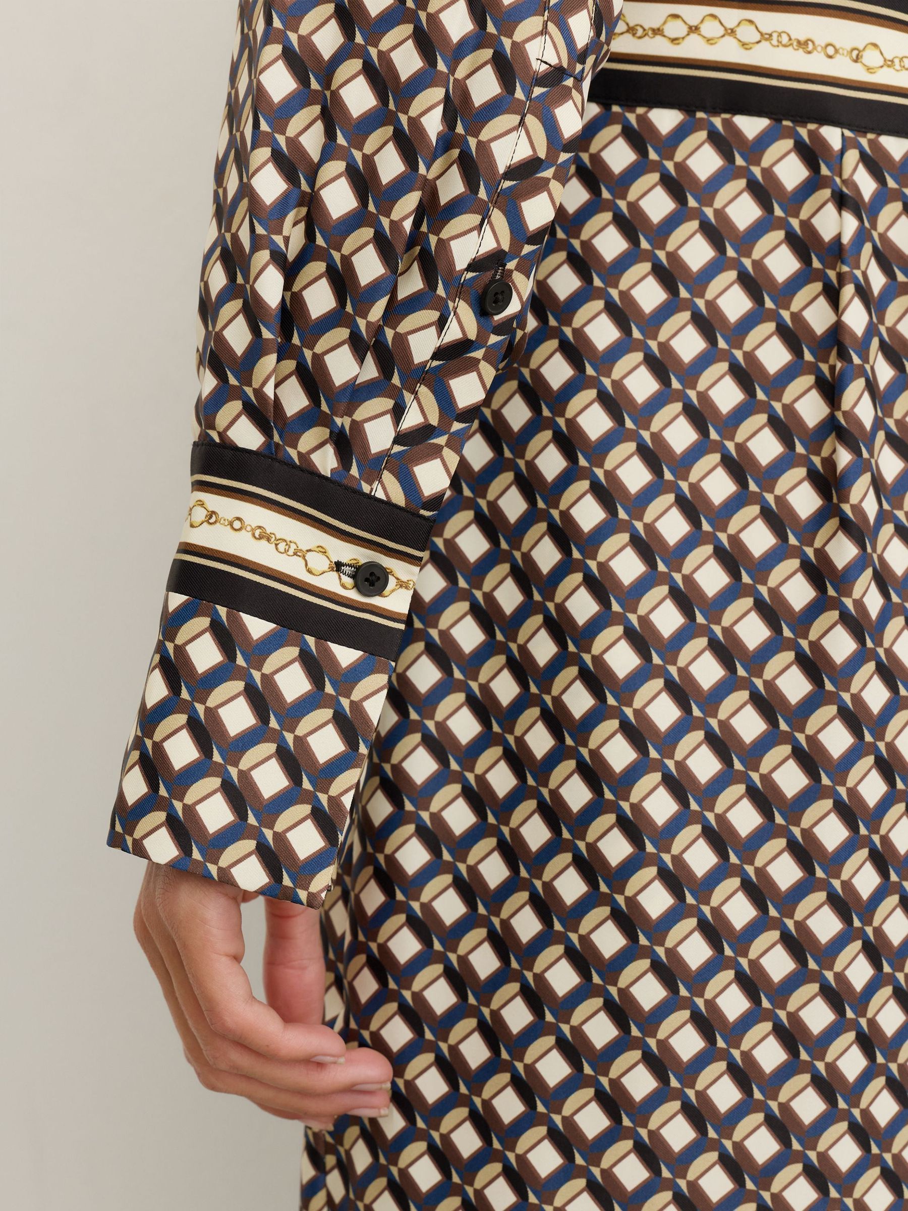 Scarf-Print Tie-Neck Midi Dress in Navy/Gold - Billede 4 af 8