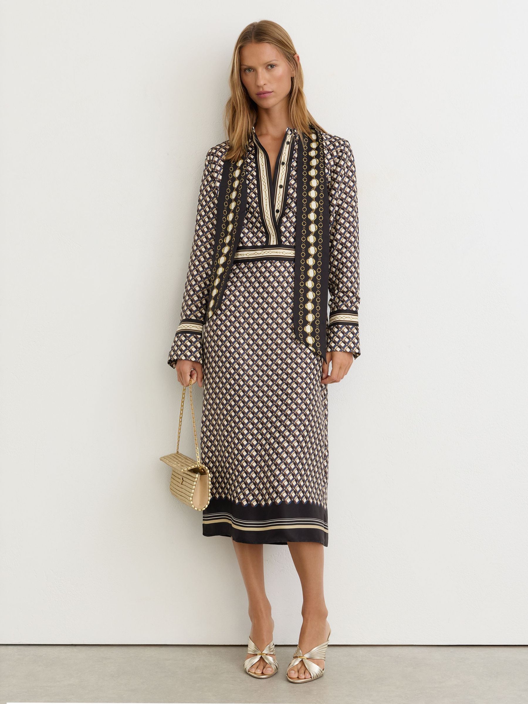 Scarf-Print Tie-Neck Midi Dress in Navy/Gold - Billede 7 af 8
