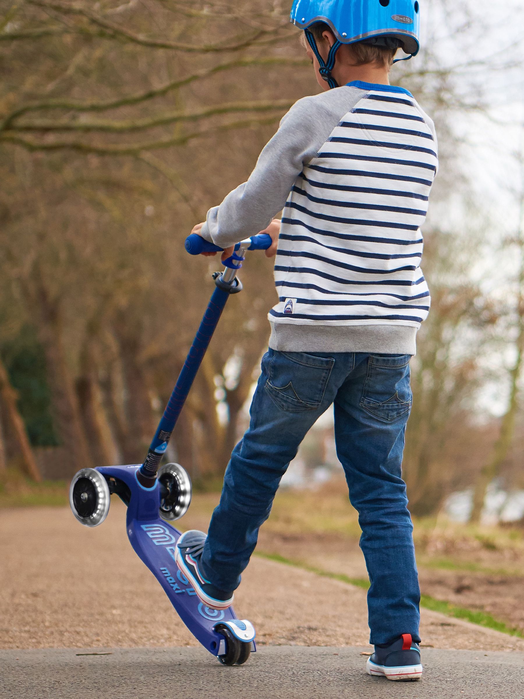 Micro Scooter Maxi Micro Deluxe LED Scooter - Image 7 of 7