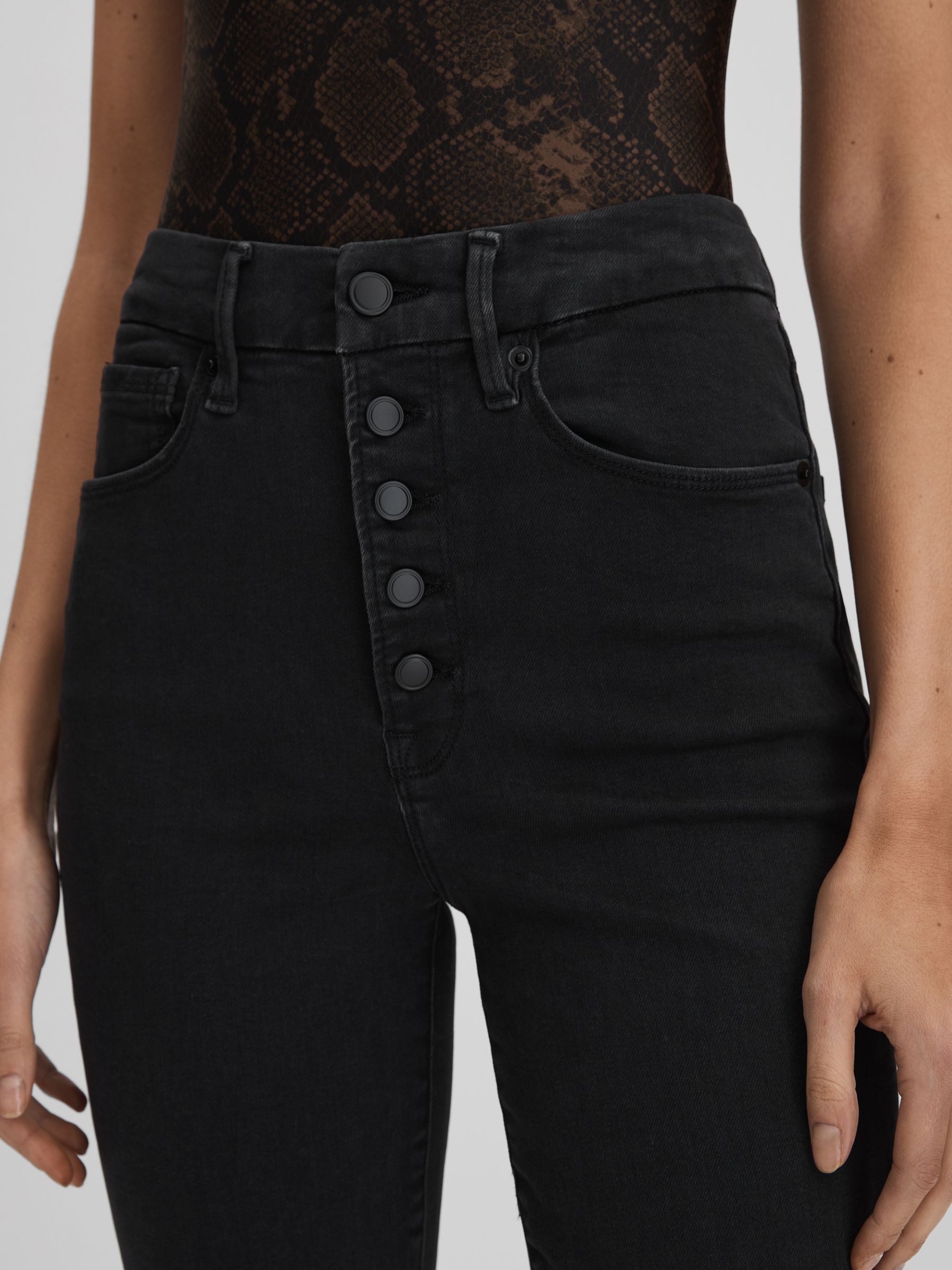 Good American Always Fits Skinny Jeans in Black - Image 4 of 6