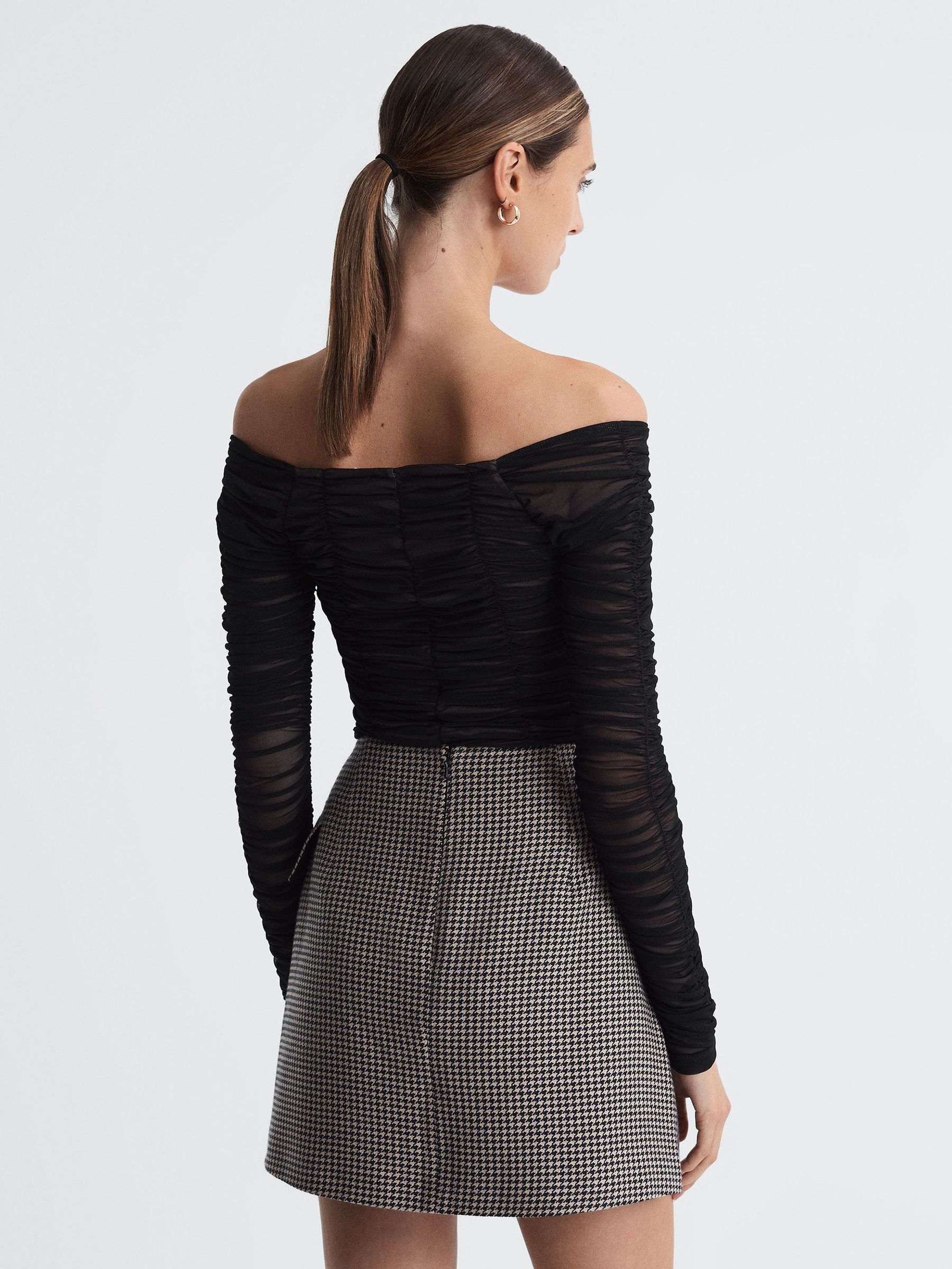 Good American Ruched Off-The-Shoulder Top in Black - Image 4 of 5