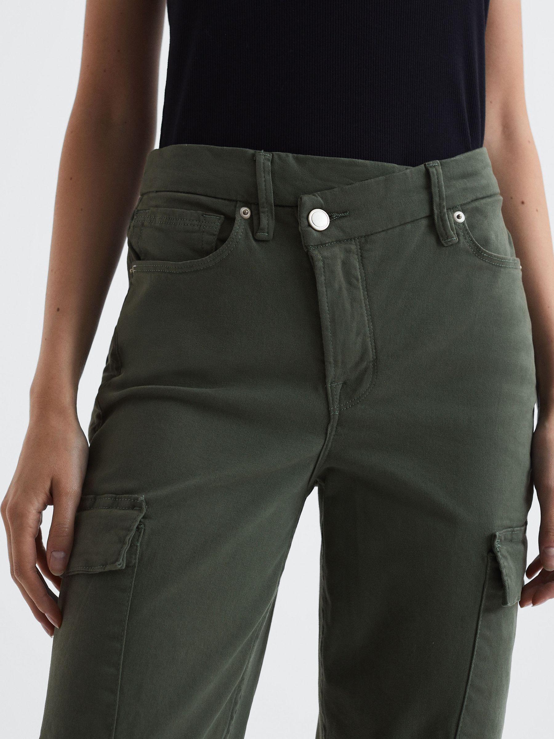 Good American Tapered Fit Cargo Trousers in Fern Green - Image 4 of 6