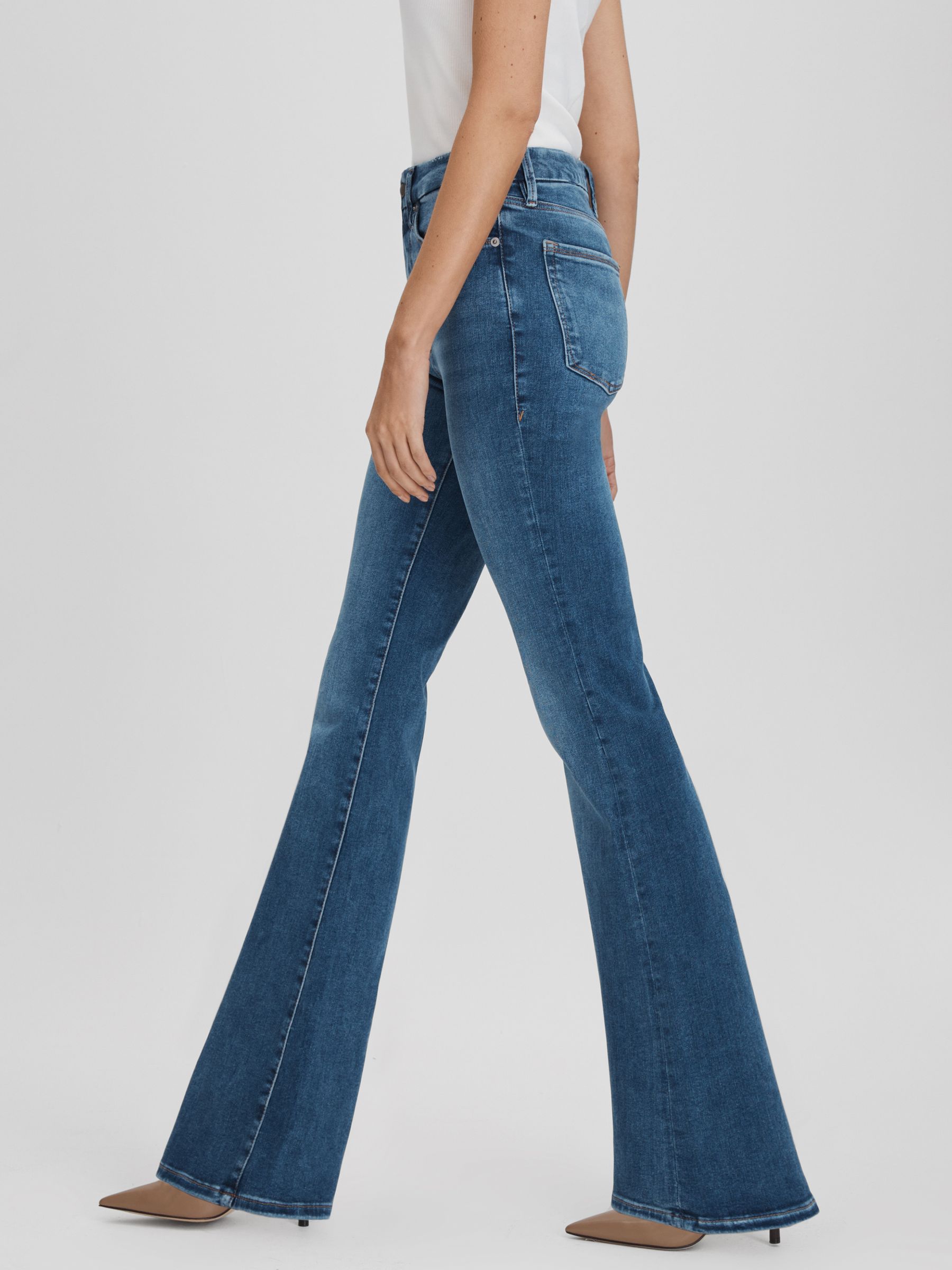 Reiss Good American Always Fits Flared Jeans in Indigo REISS