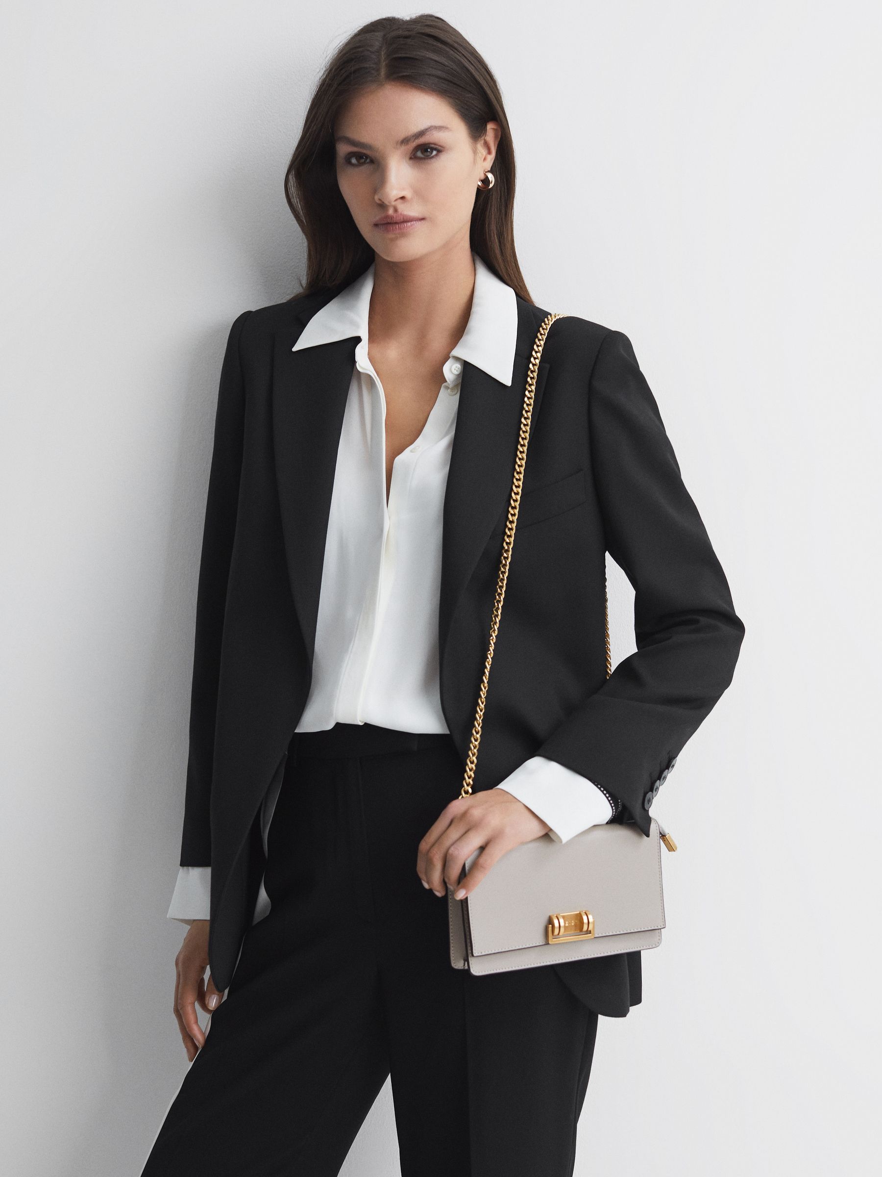 安心追跡付【REISS】PICTON レザークロスボディバック Reiss Leather Chain Crossbody Bag in White - REISS