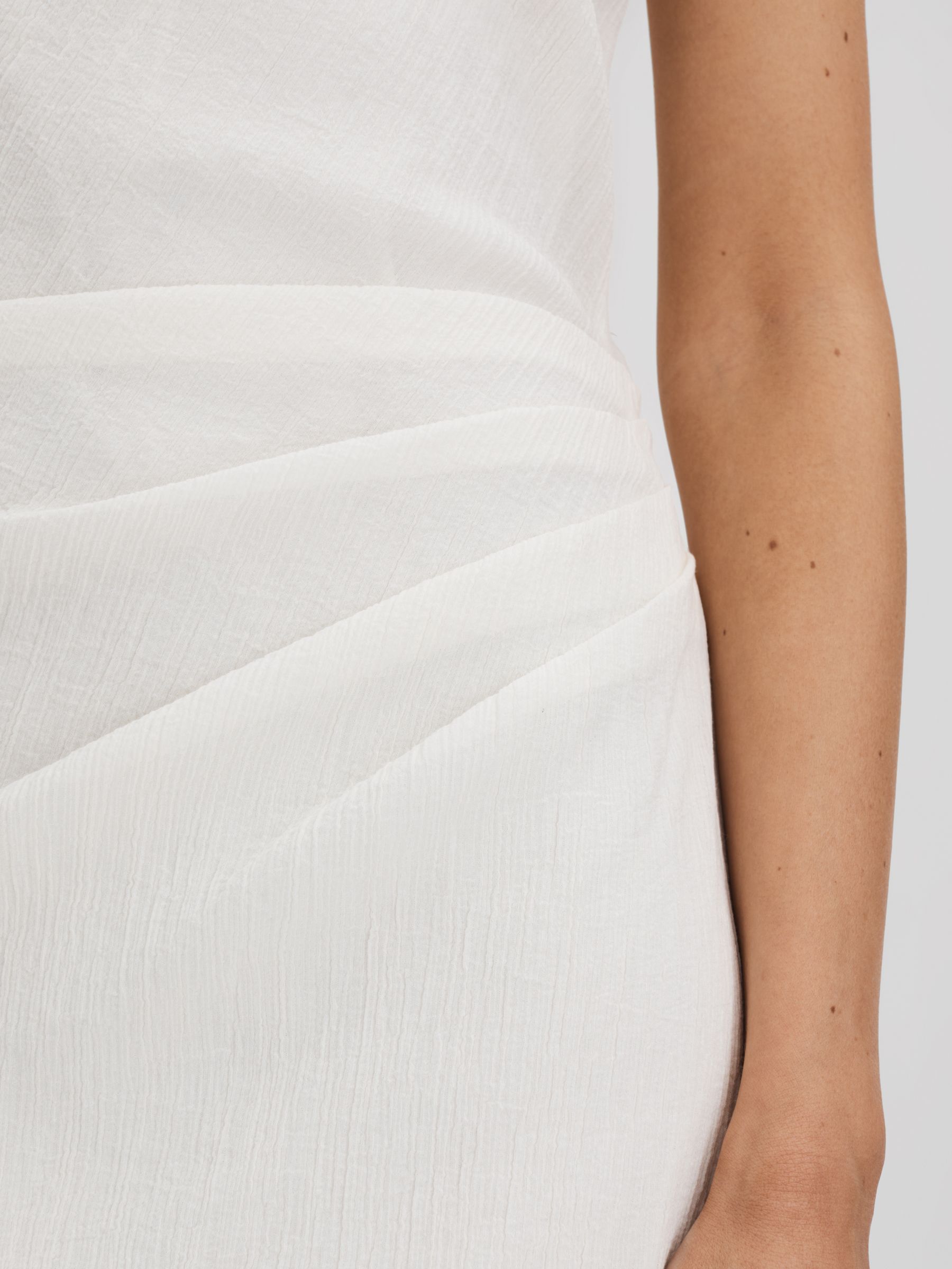 Anna Quan - Lange witte jurk met blote schouder en textuur - Afbeelding 4 van 6