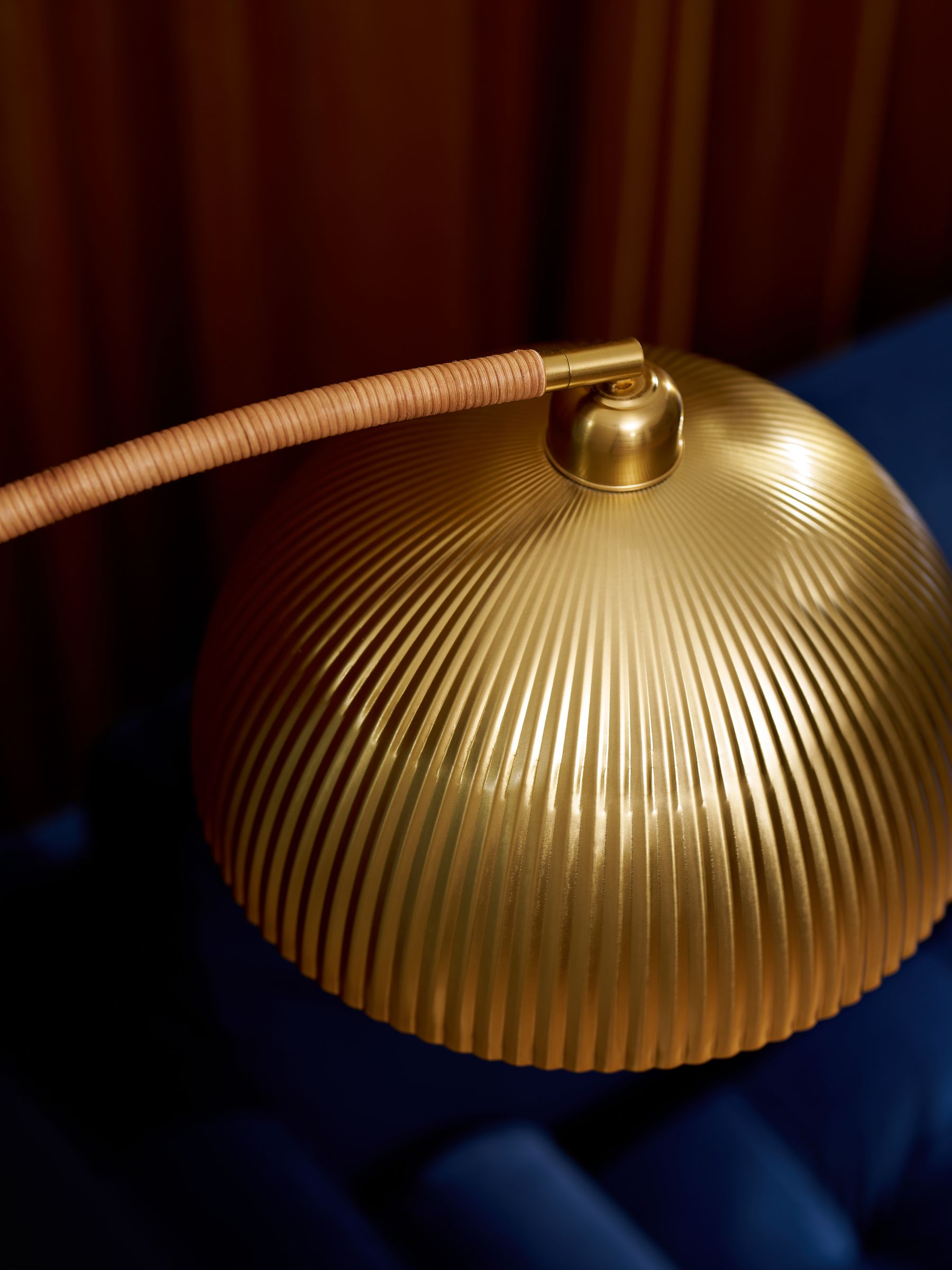 Shell Floor Lamp in Brass - Image 4 of 5