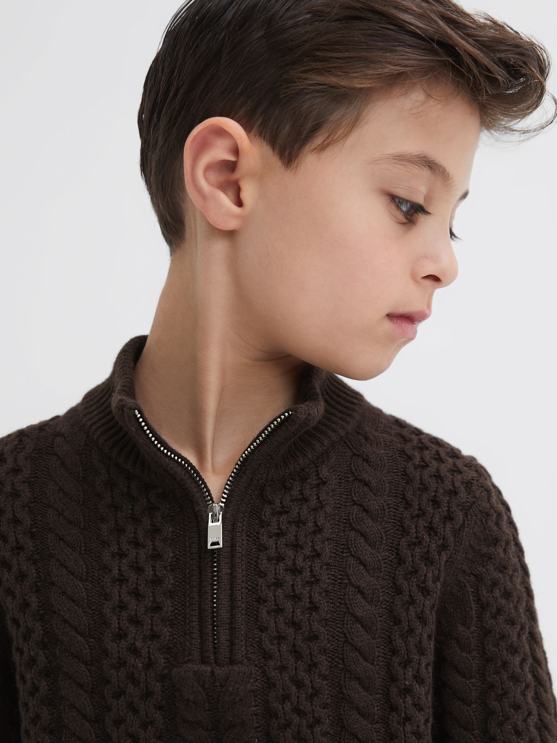 Junior Strickpullover mit halbem Reißverschluss in Schokolade und schmaler Passform - Bild 4 von 6