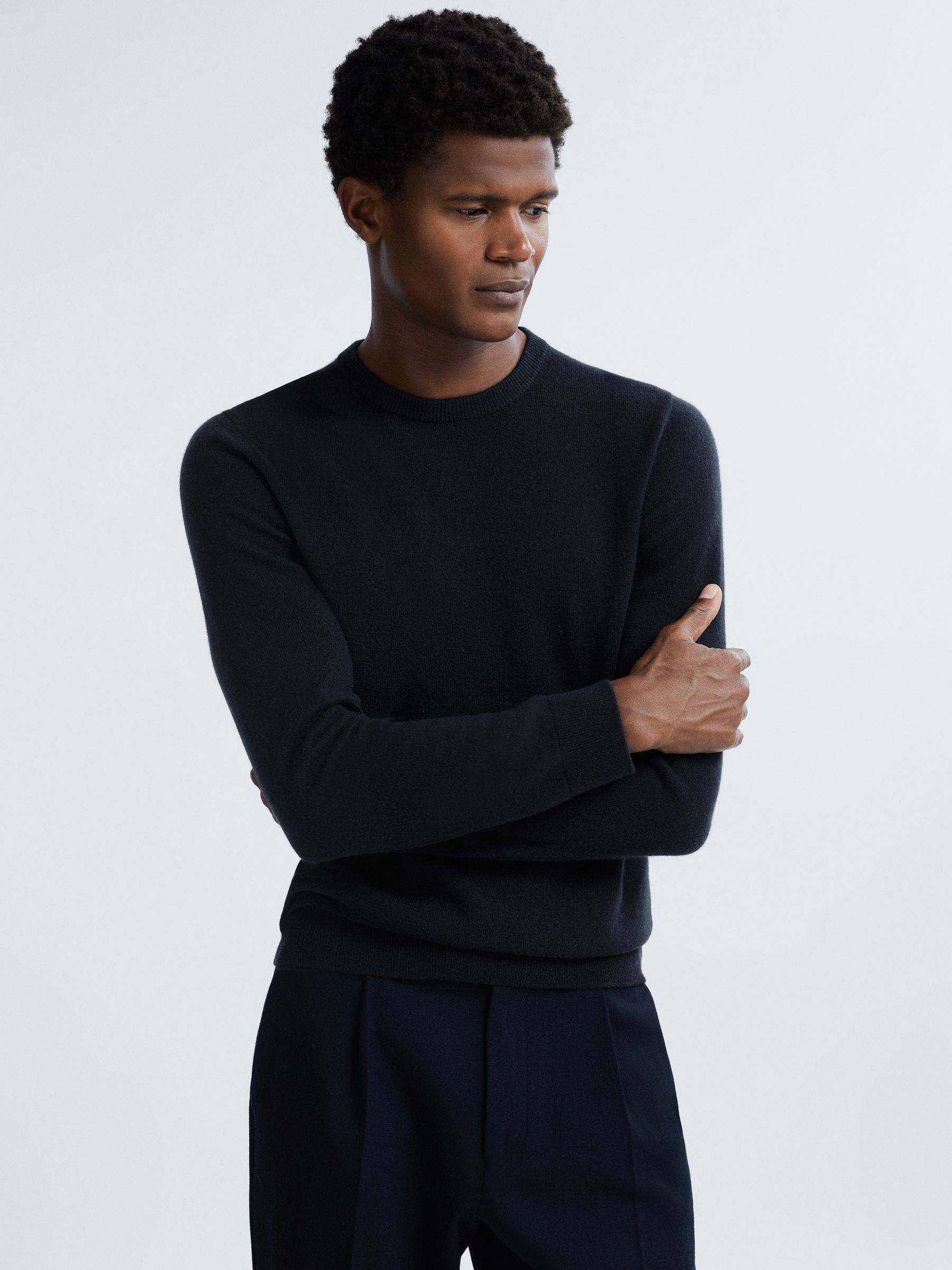 Atelier Cashmere Crew Neck Jumper in Navy - Image 3 of 6