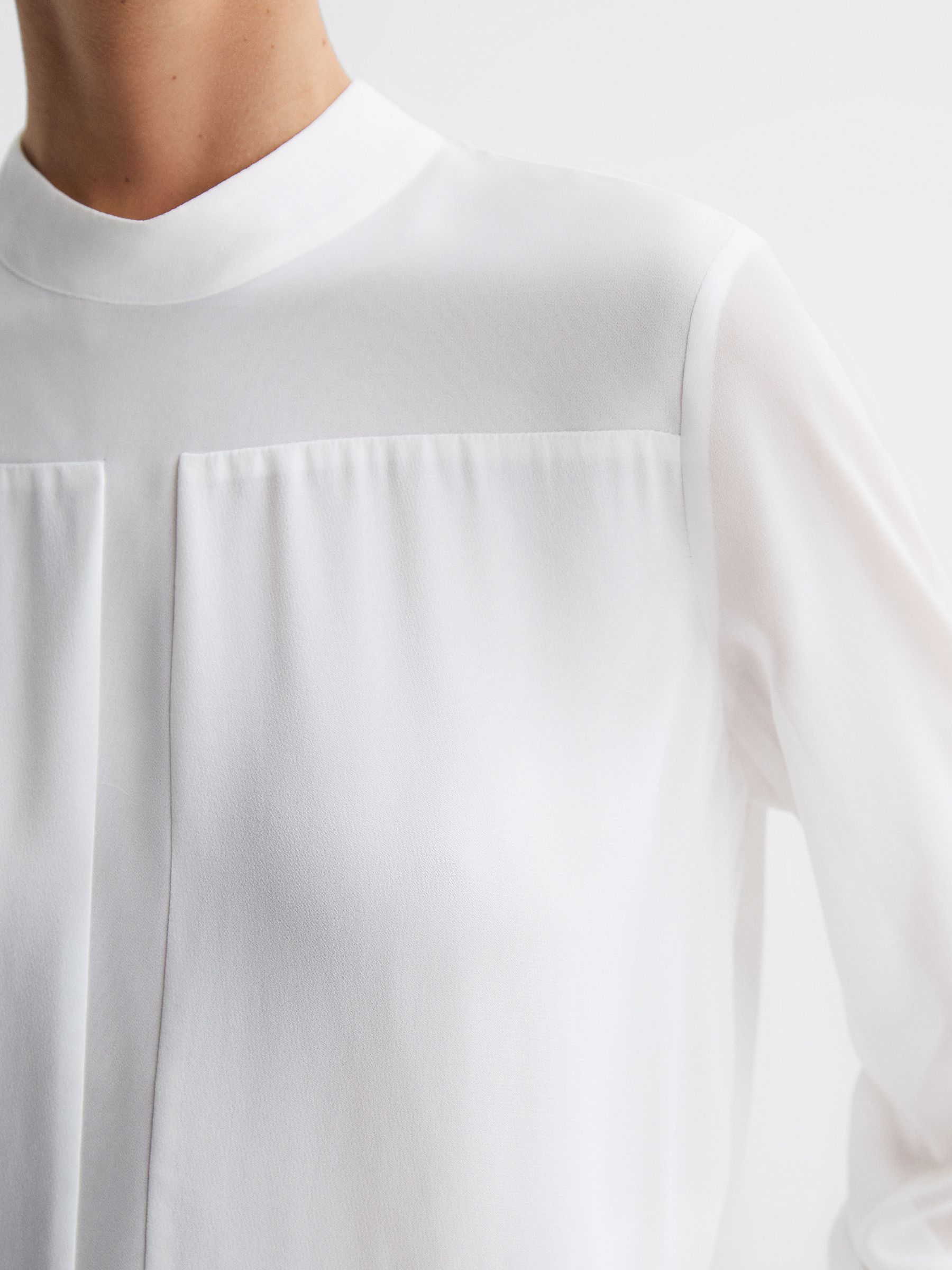 بلوزة شفافة بياقة عالية باللون Cream - صورة 4 من 6