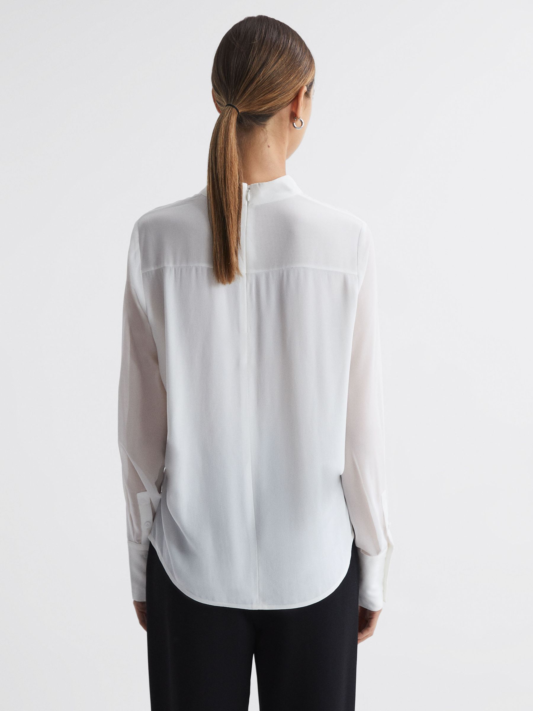 بلوزة شفافة بياقة عالية باللون Cream - صورة 6 من 6