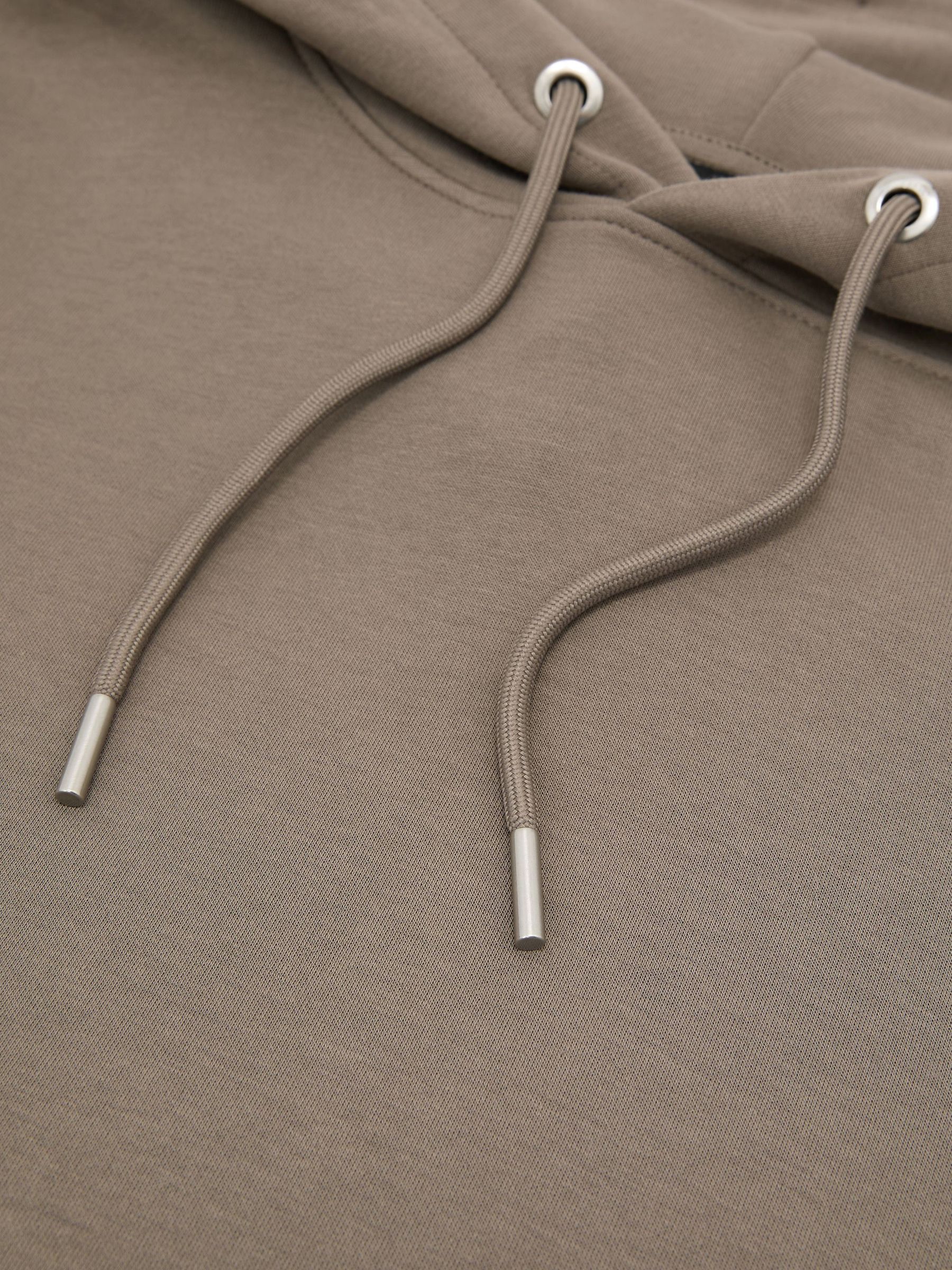 Premium Interlock Relaxed-Fit Hoodie in Mushroom Brown - Obrázek 10 z 10