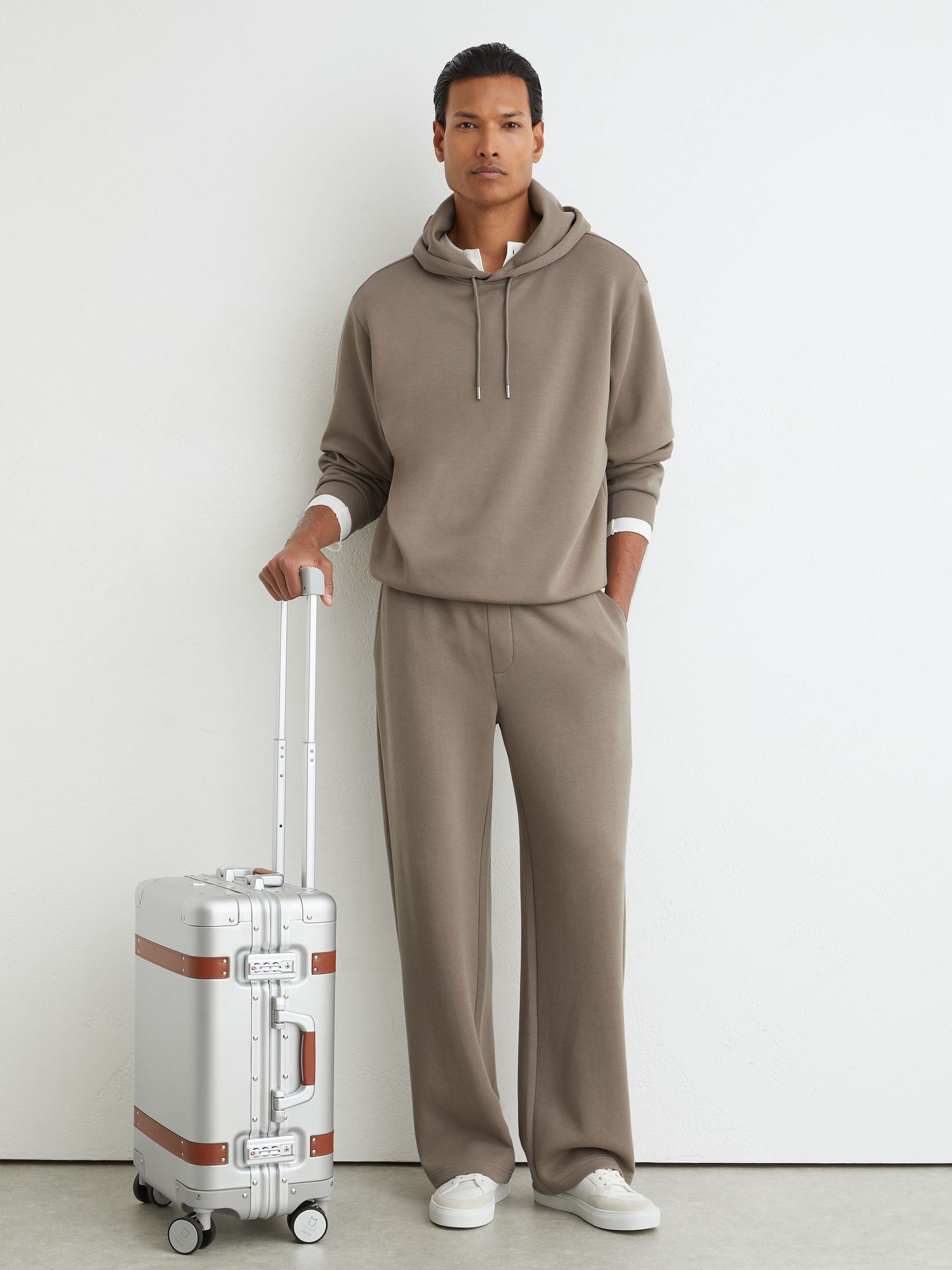 Premium Interlock Relaxed-Fit Hoodie in Mushroom Brown - Obrázek 3 z 10