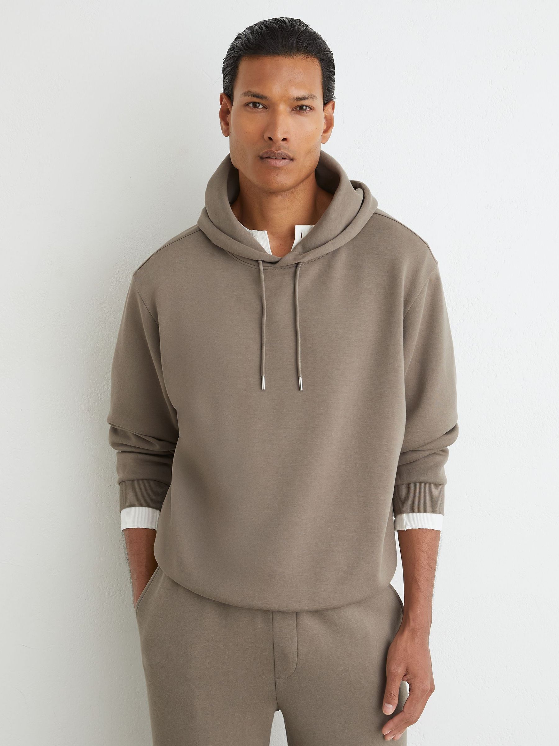 Premium Interlock Relaxed-Fit Hoodie in Mushroom Brown - Obrázek 5 z 10