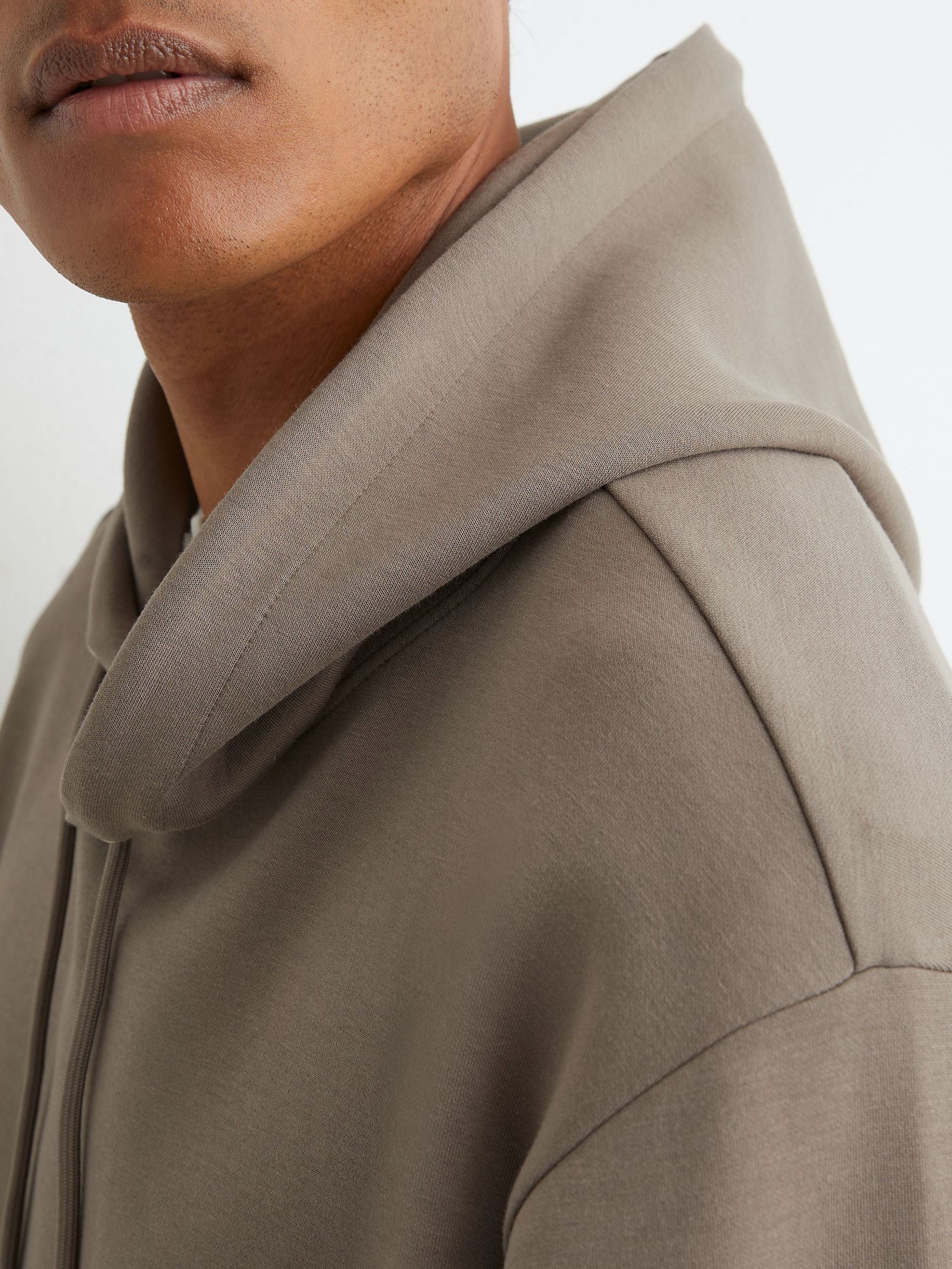 Premium Interlock Relaxed-Fit Hoodie in Mushroom Brown - Obrázek 6 z 10