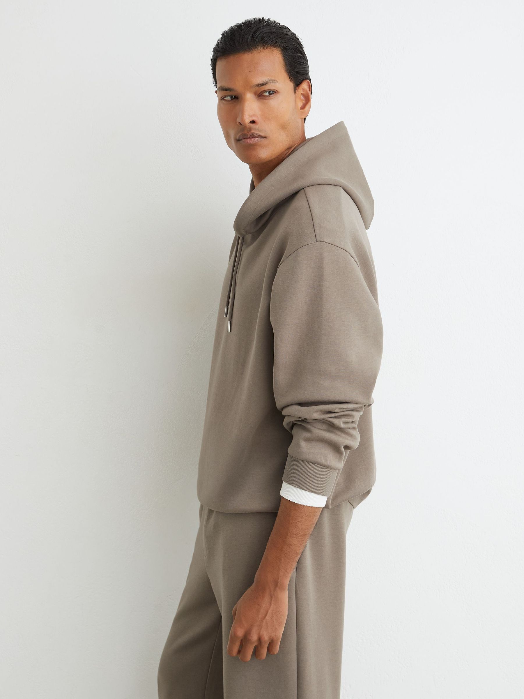 Premium Interlock Relaxed-Fit Hoodie in Mushroom Brown - Obrázek 7 z 10