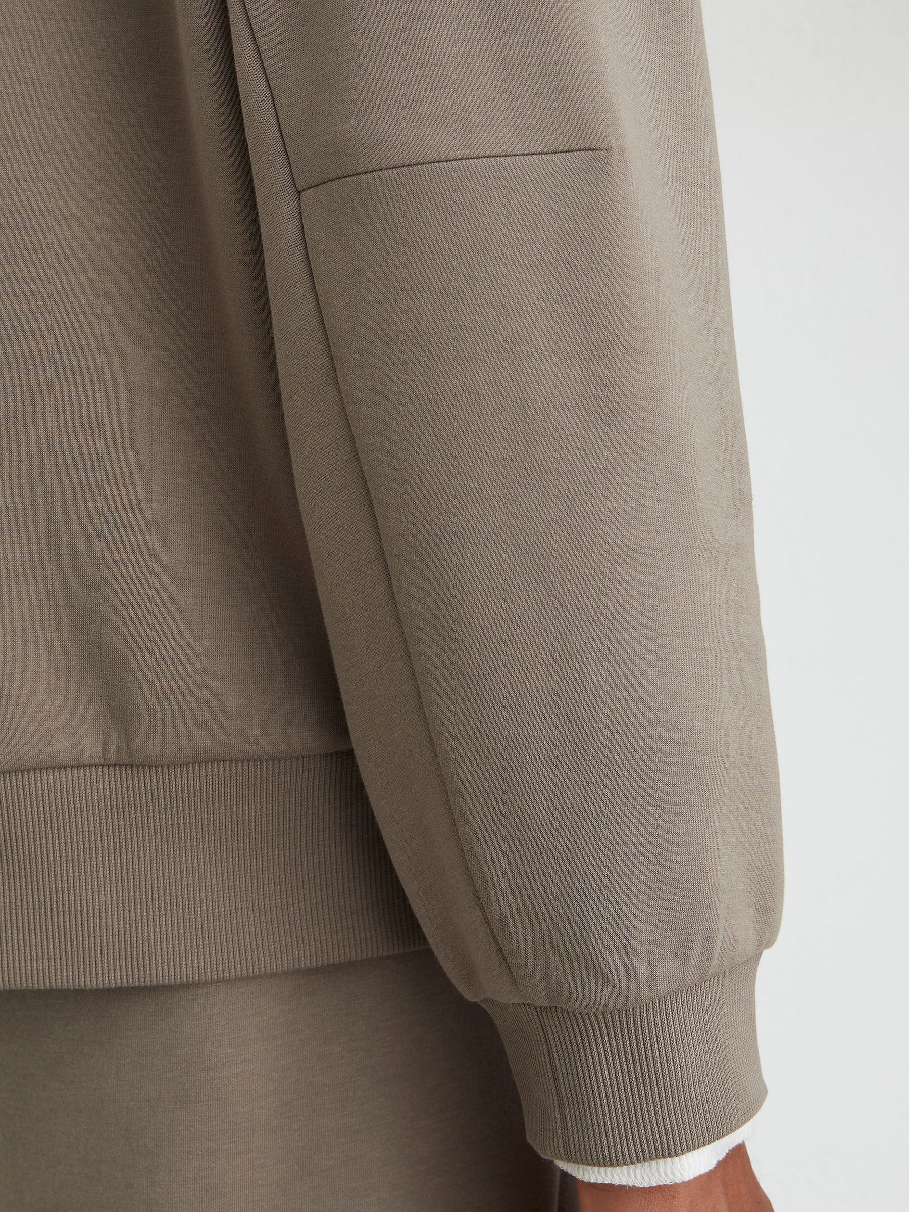 Premium Interlock Relaxed-Fit Hoodie in Mushroom Brown - Obrázek 8 z 10