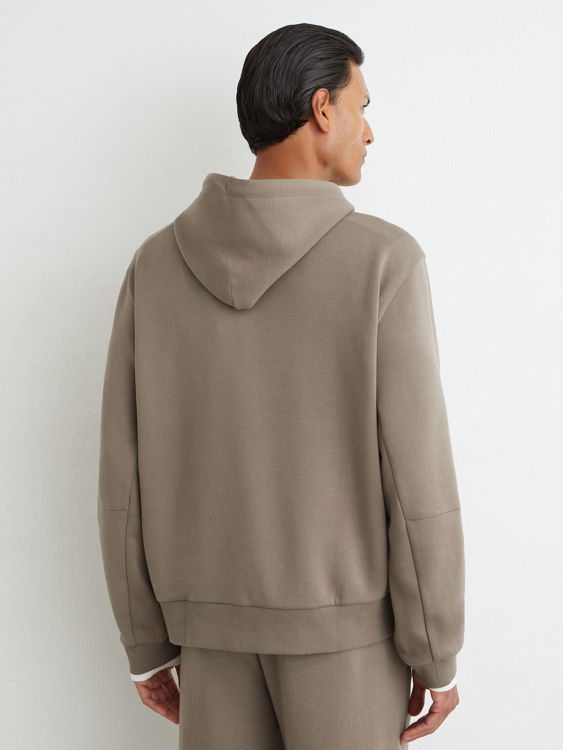 Premium Interlock Relaxed-Fit Hoodie in Mushroom Brown - Obrázek 9 z 10