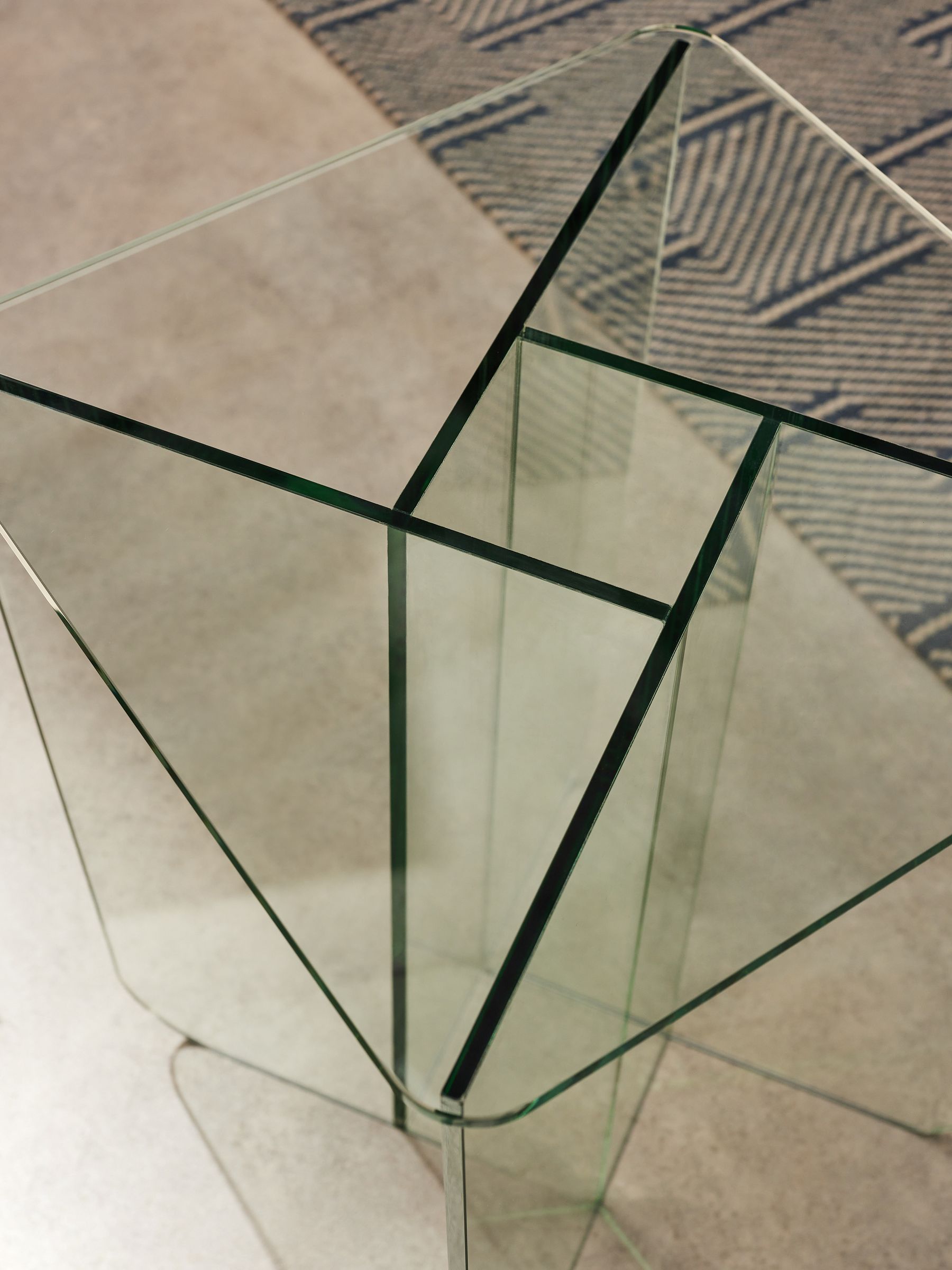 Oki Side Table in Clear Glass - Image 2 of 3