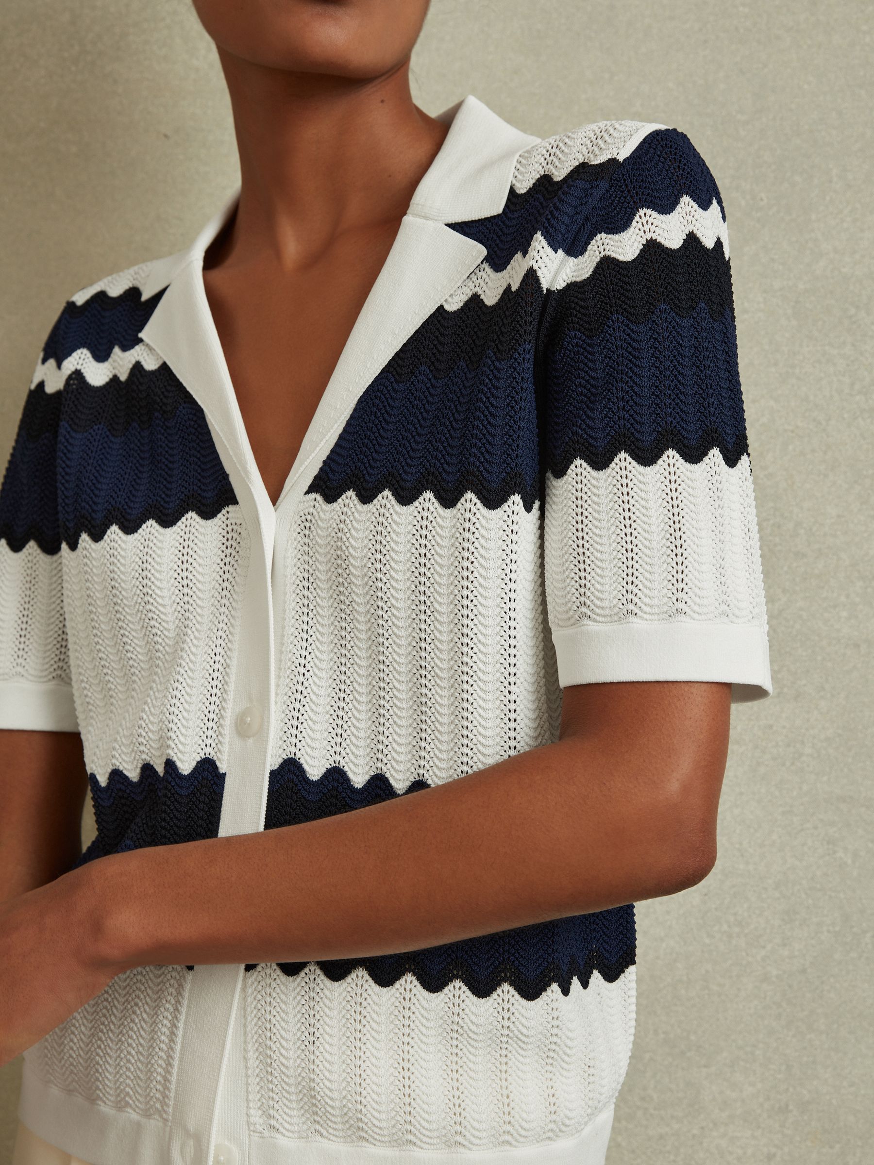 Knitted Colourblock Cuban Collar Shirt in Navy/White - Image 4 of 6