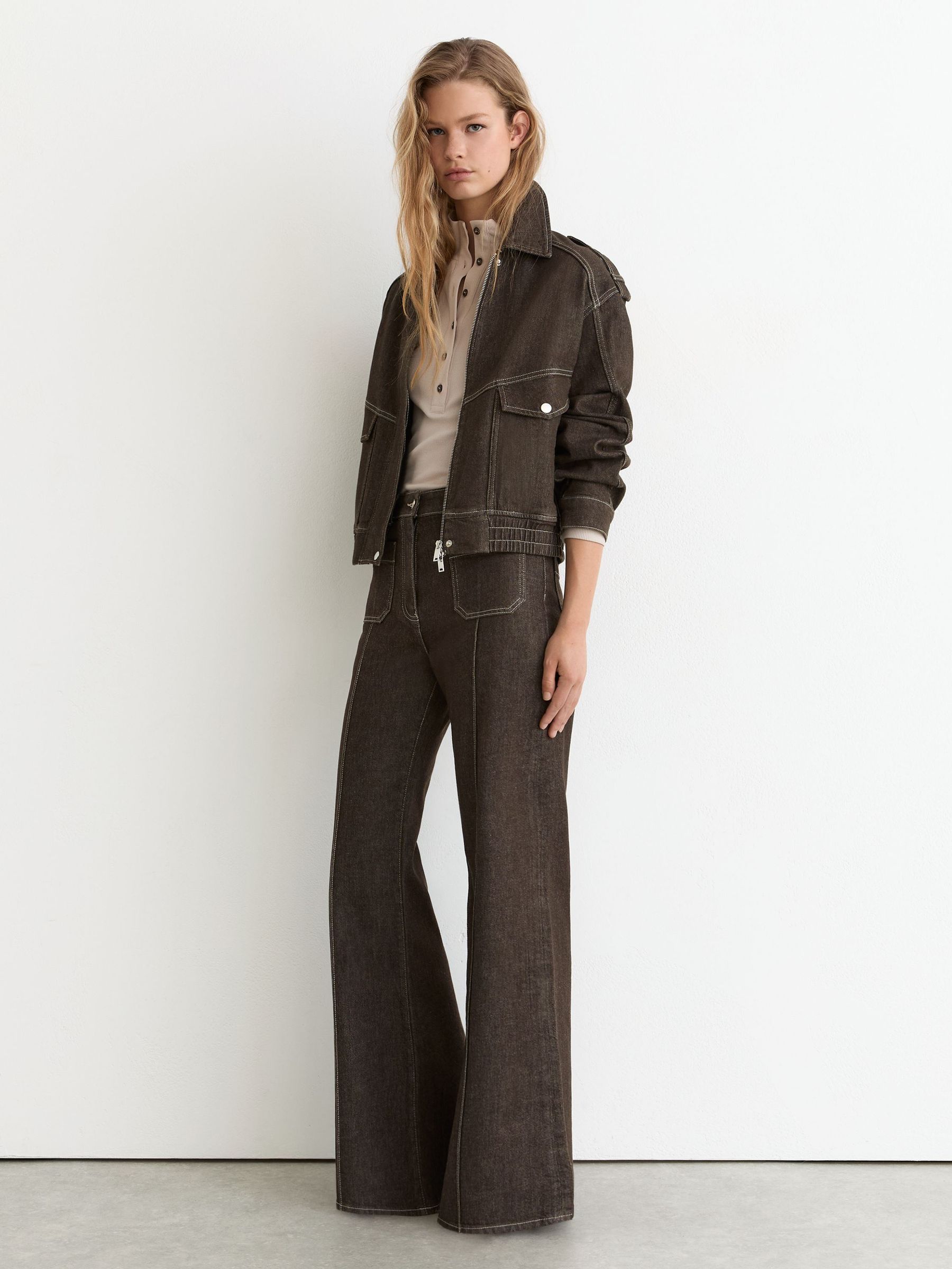Petite Patch-Pocket Flared Jeans in Brown - 圖片 1/9