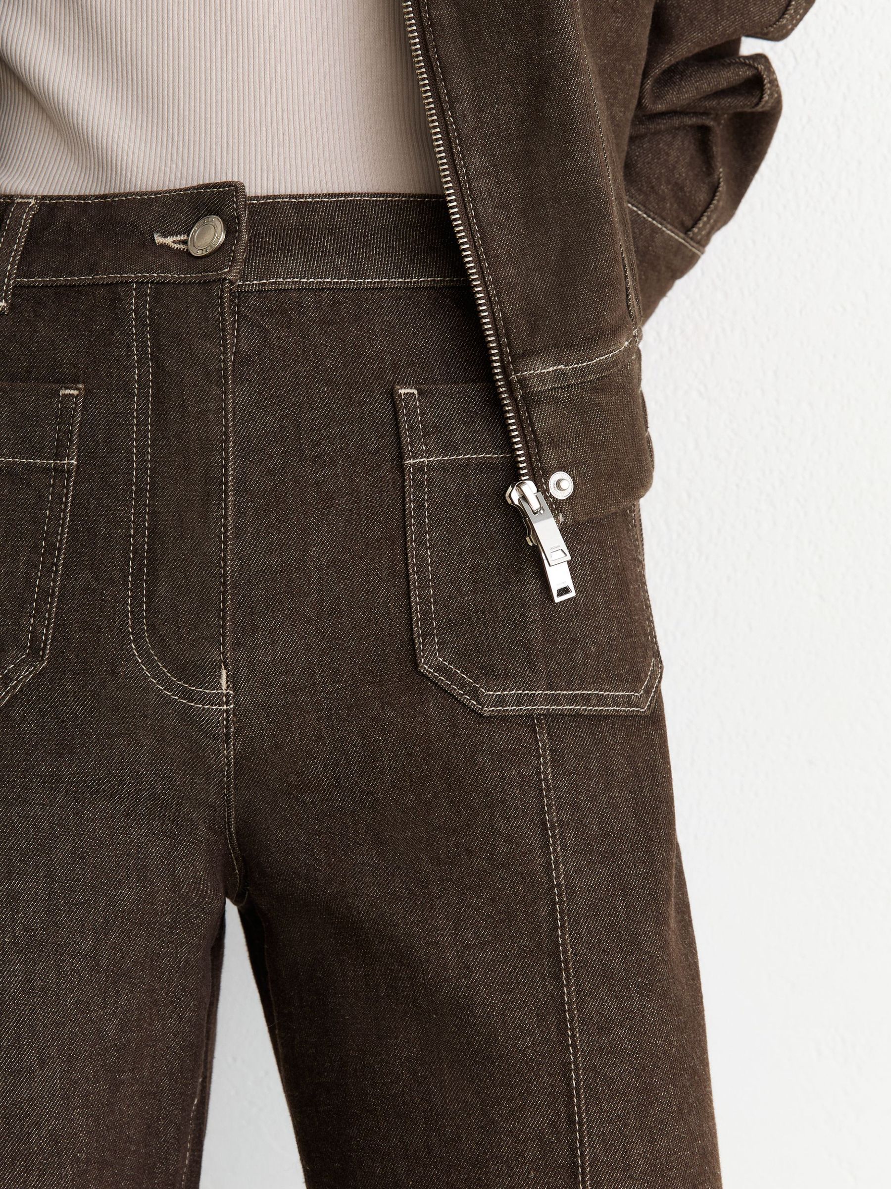 Petite Patch-Pocket Flared Jeans in Brown - 圖片 6/9