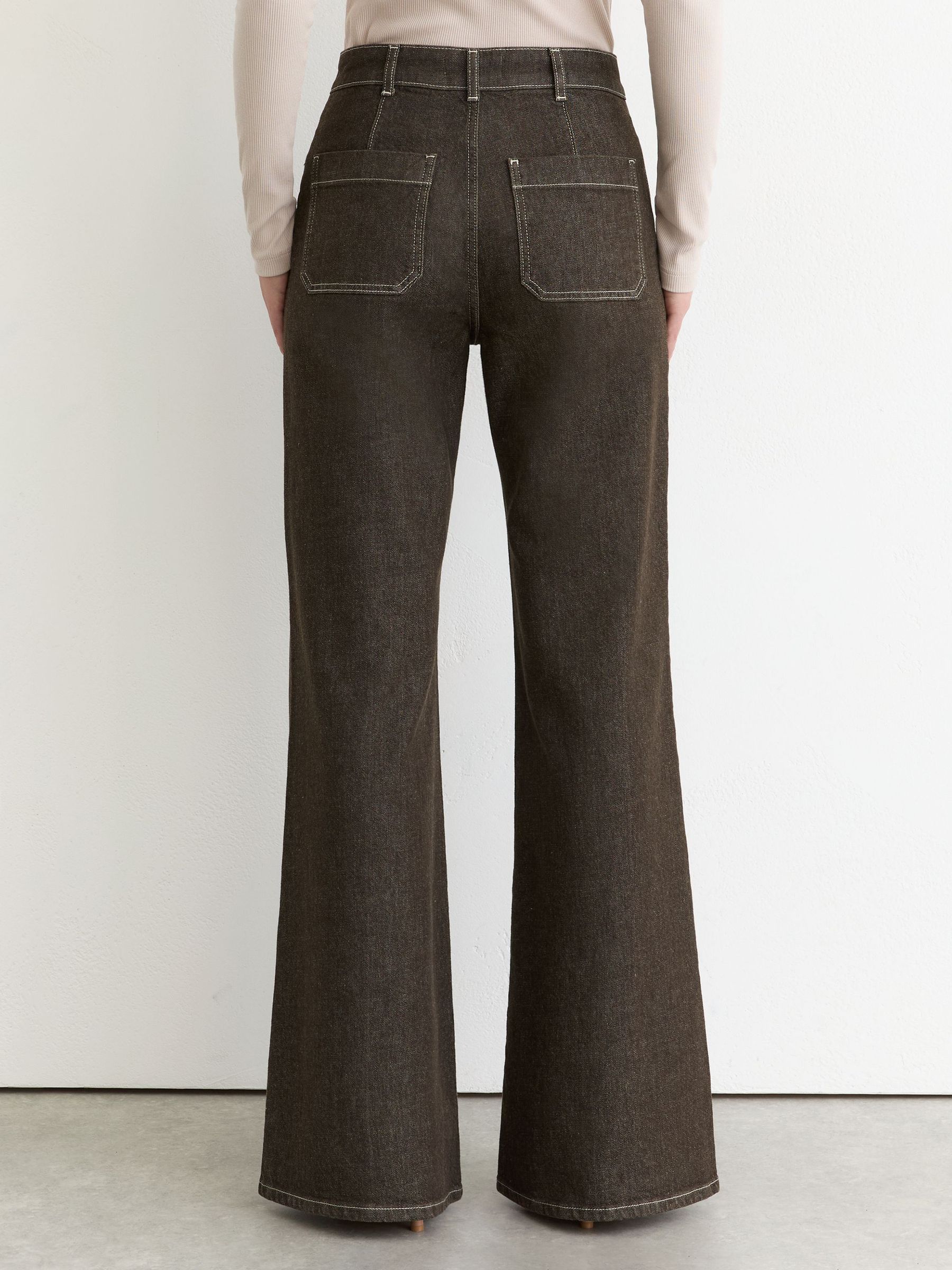 Petite Patch-Pocket Flared Jeans in Brown - 圖片 7/9