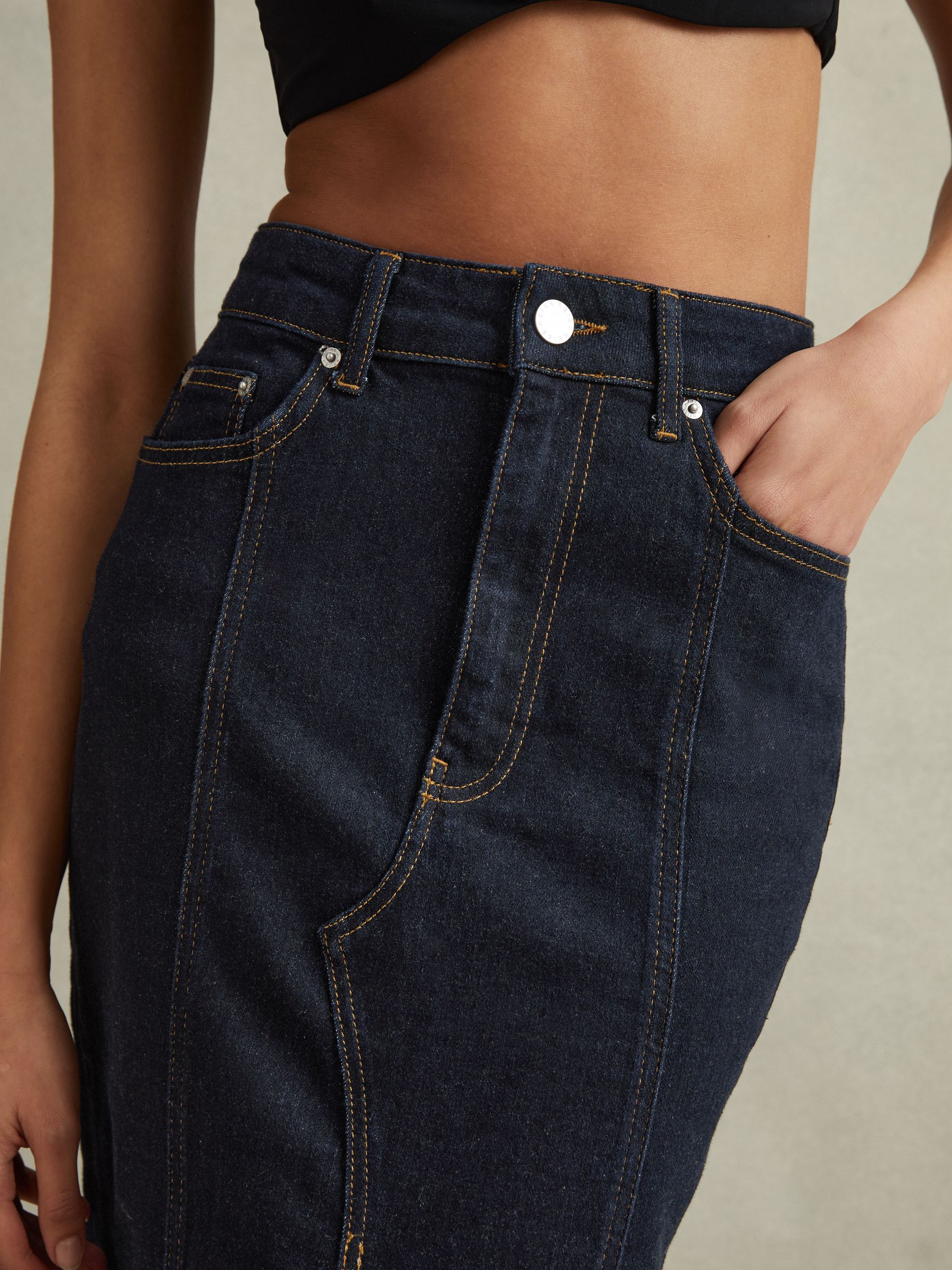 High Rise Denim Midi Skirt in Indigo - Obrázek 3 z 6