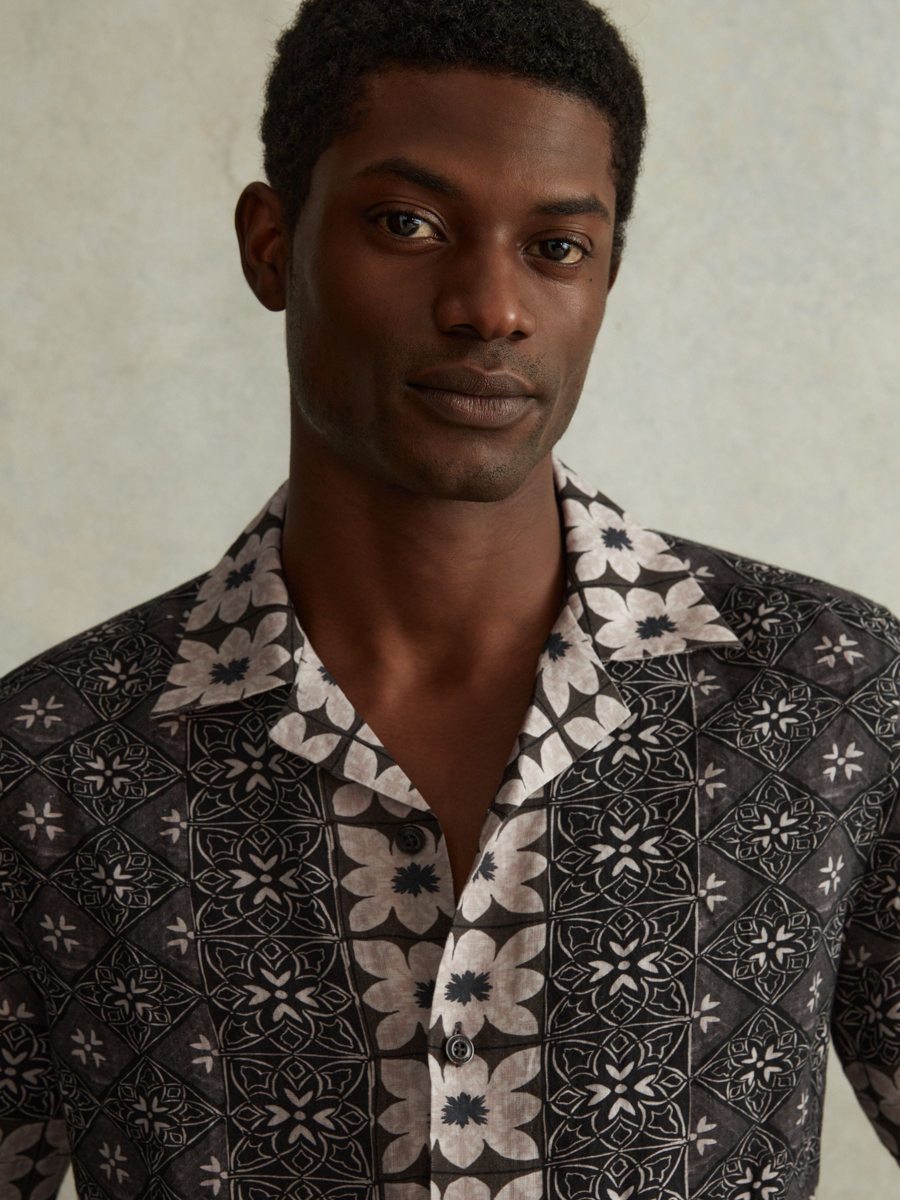 Linen Printed Cuban Collar Shirt in Black Multi - Image 4 of 5
