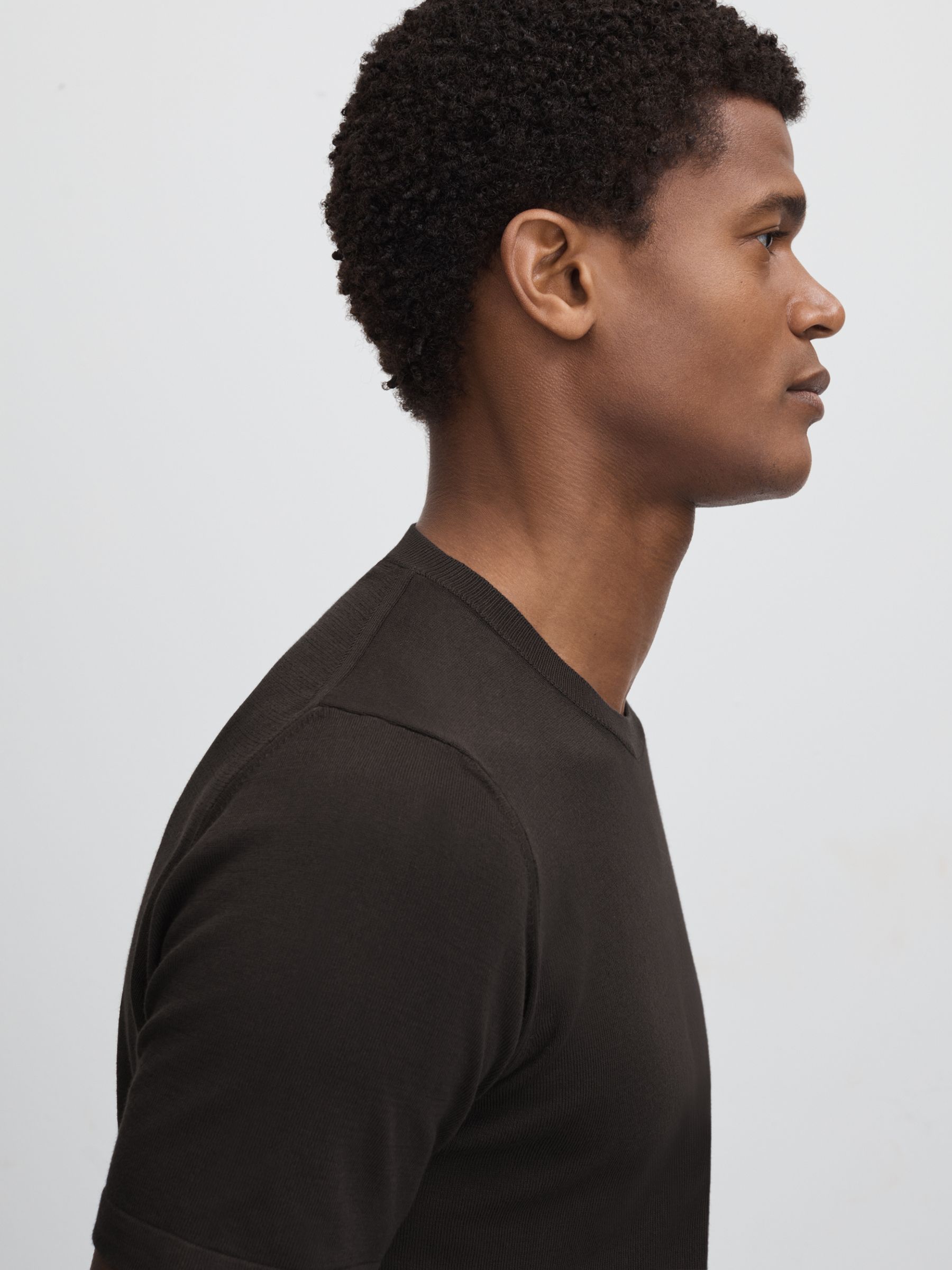 Oscar Jacobson Knitted Cotton Crew Neck T-Shirt in Brown - Image 4 of 6