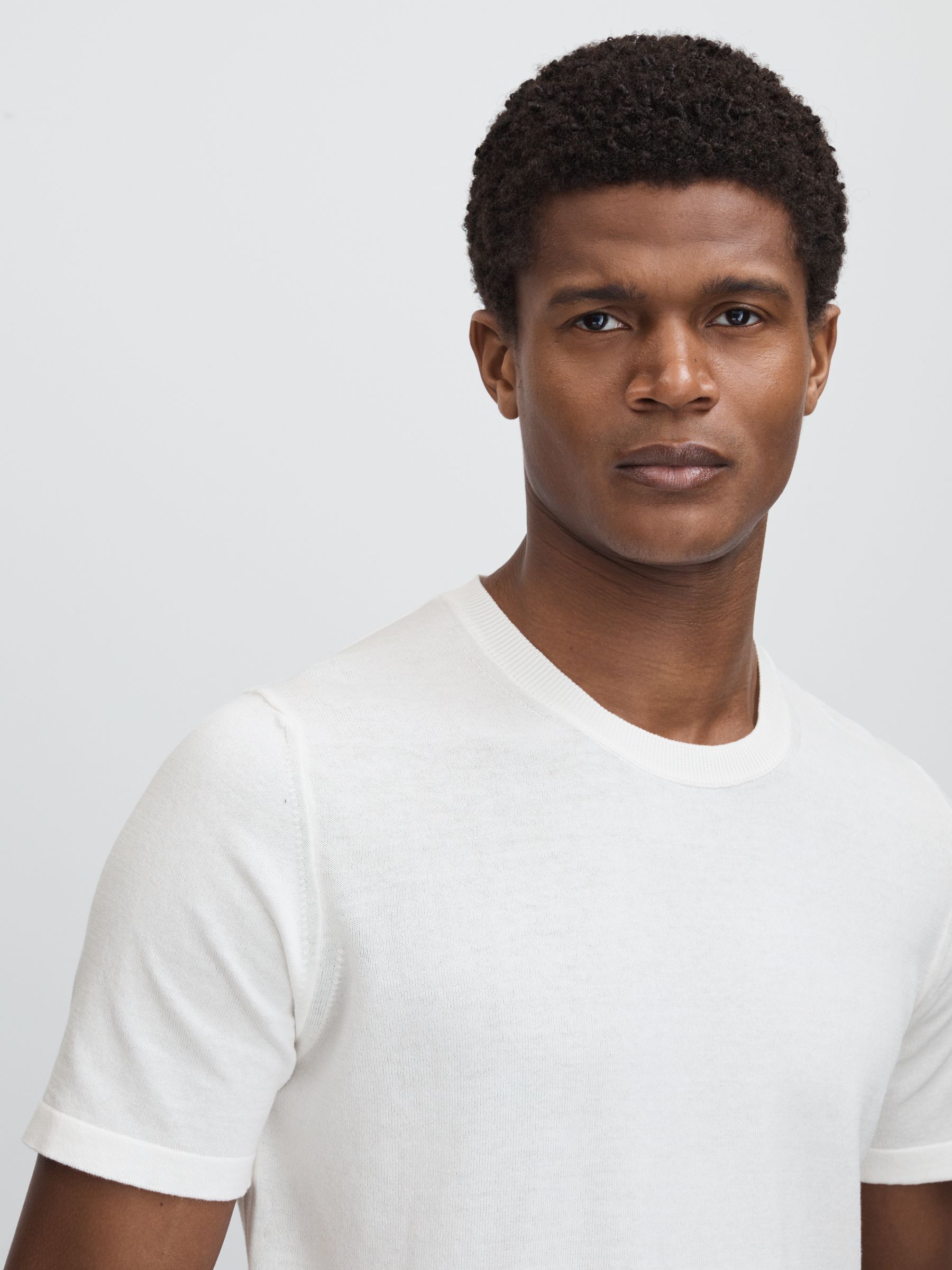 Oscar Jacobson Knitted Cotton Crew Neck T-Shirt in Snow White - Image 4 of 6