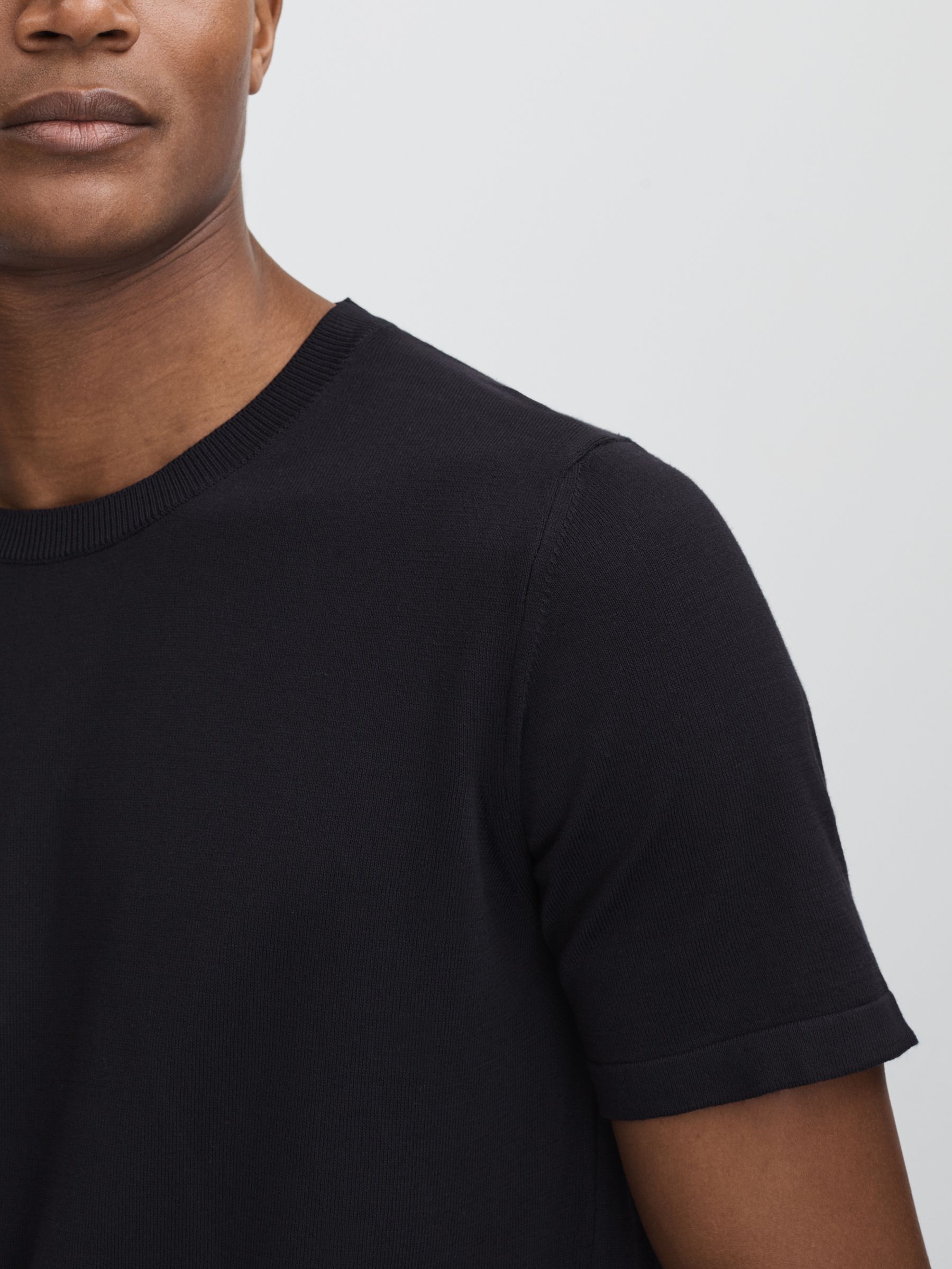 Oscar Jacobson Knitted Cotton Crew Neck T-Shirt in Navy - Image 4 of 6