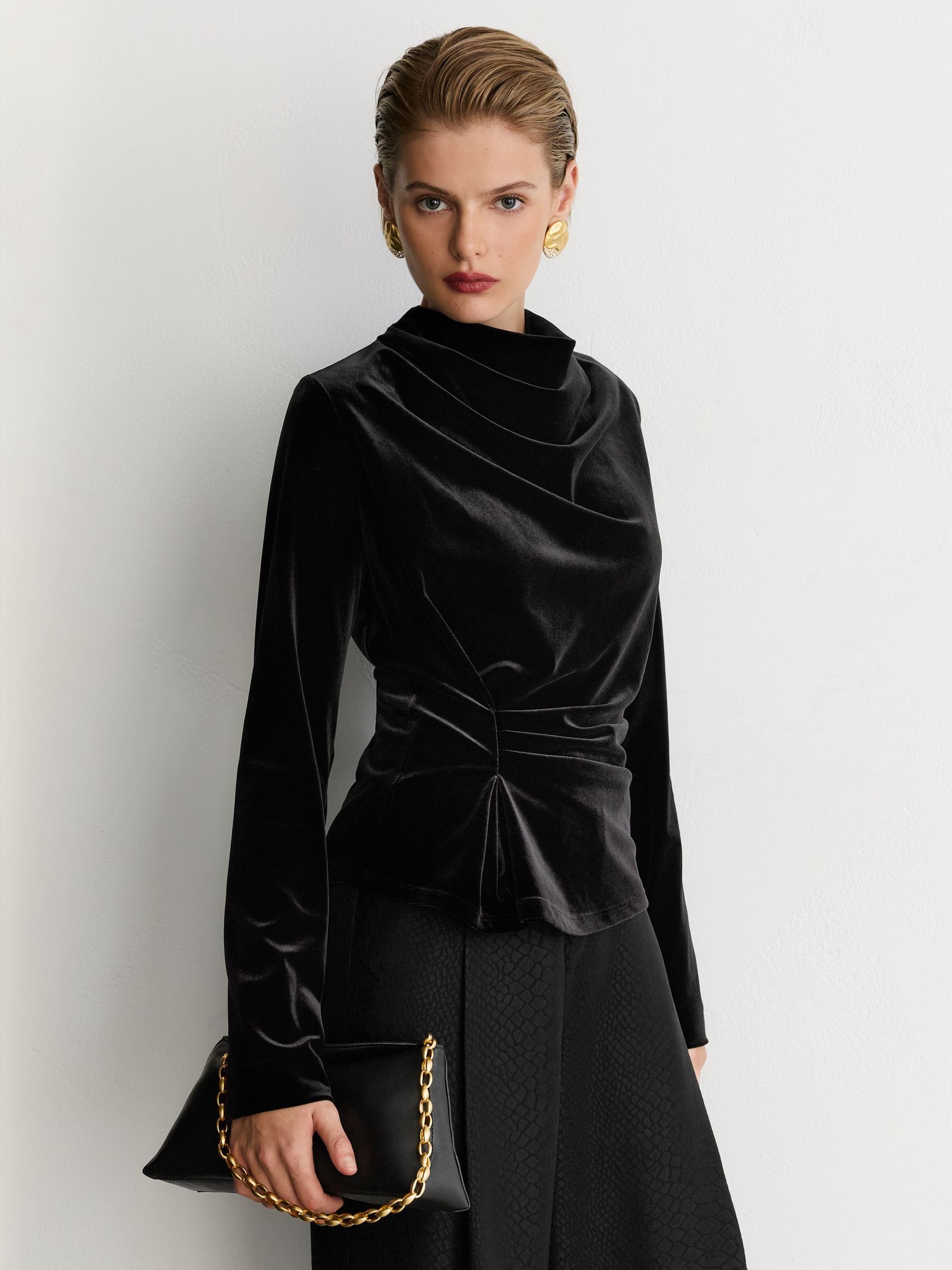 Leather Chain-Strap Clutch Bag in Black - Obrázek 2 z 7
