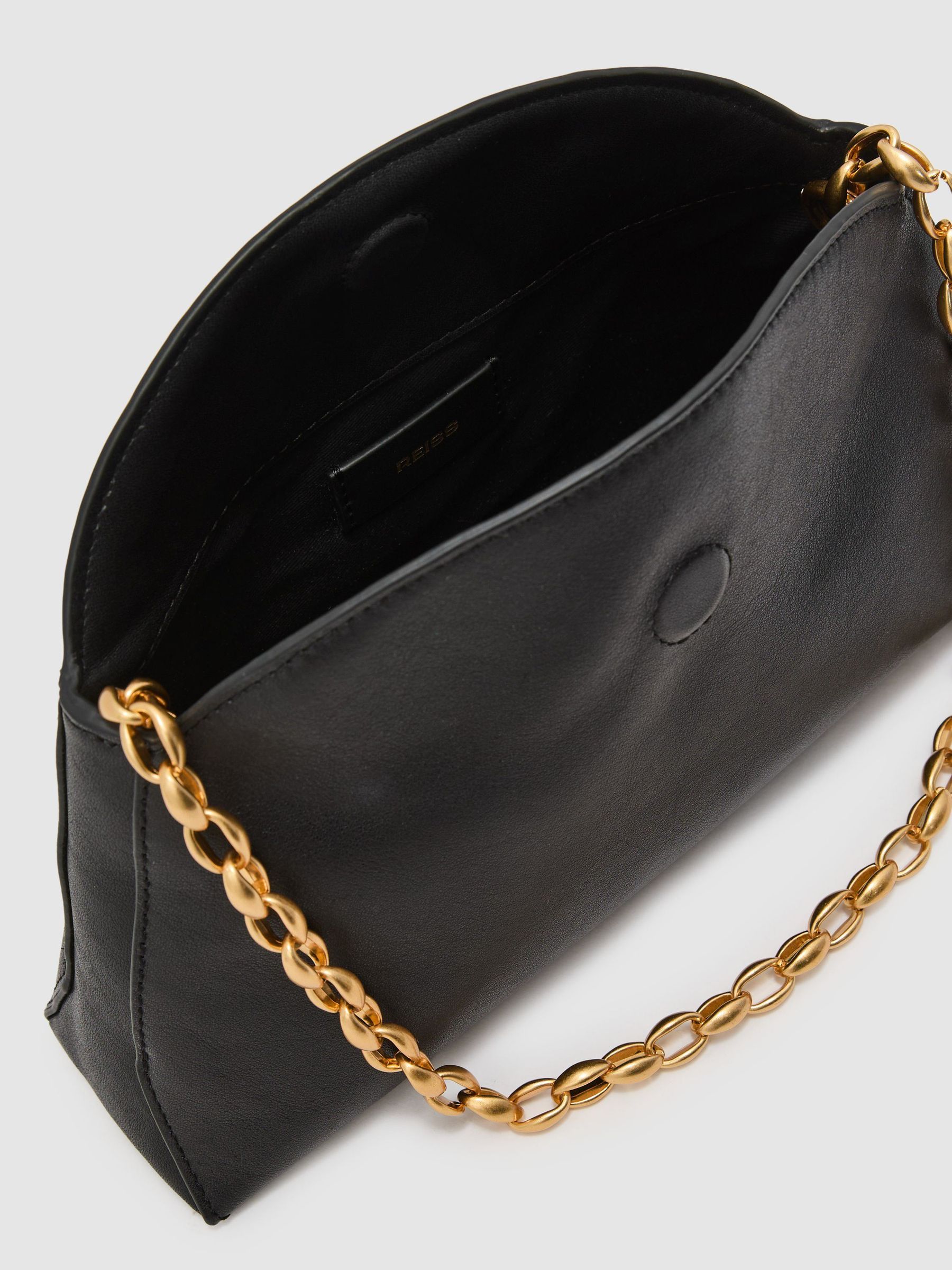 Leather Chain-Strap Clutch Bag in Black - Obrázek 6 z 7