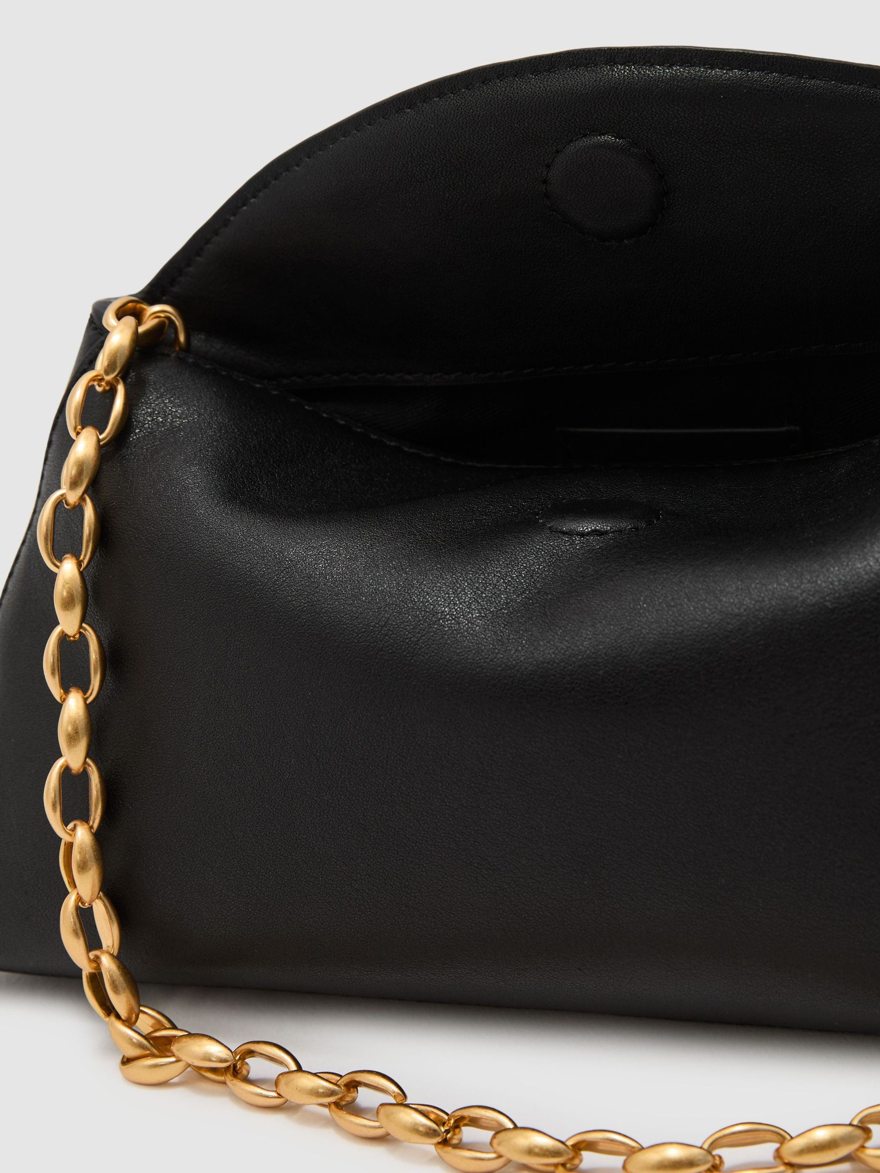 Leather Chain-Strap Clutch Bag in Black - Obrázek 7 z 7