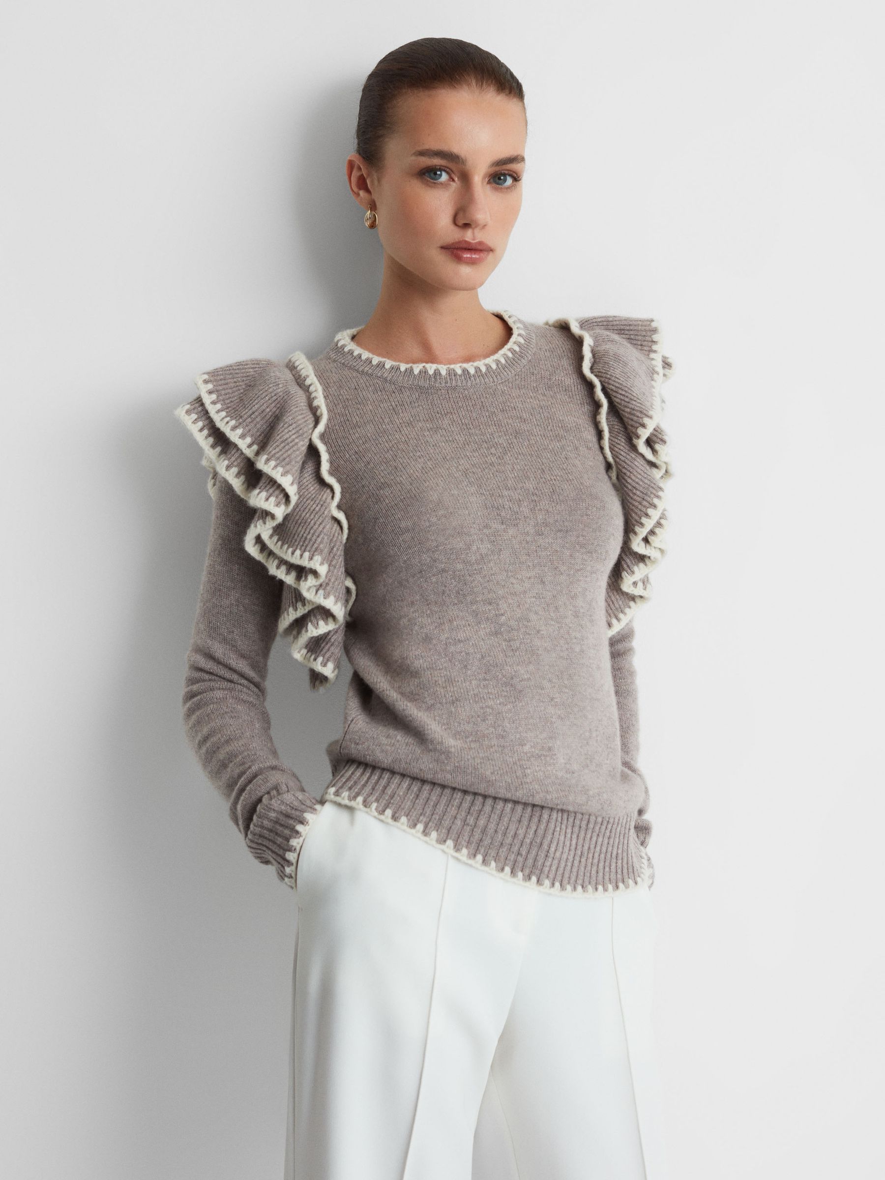 Pull ras du cou à volants en laine et cachemire, couleur avoine foncée Madeleine Thompson - Image 1 of 5