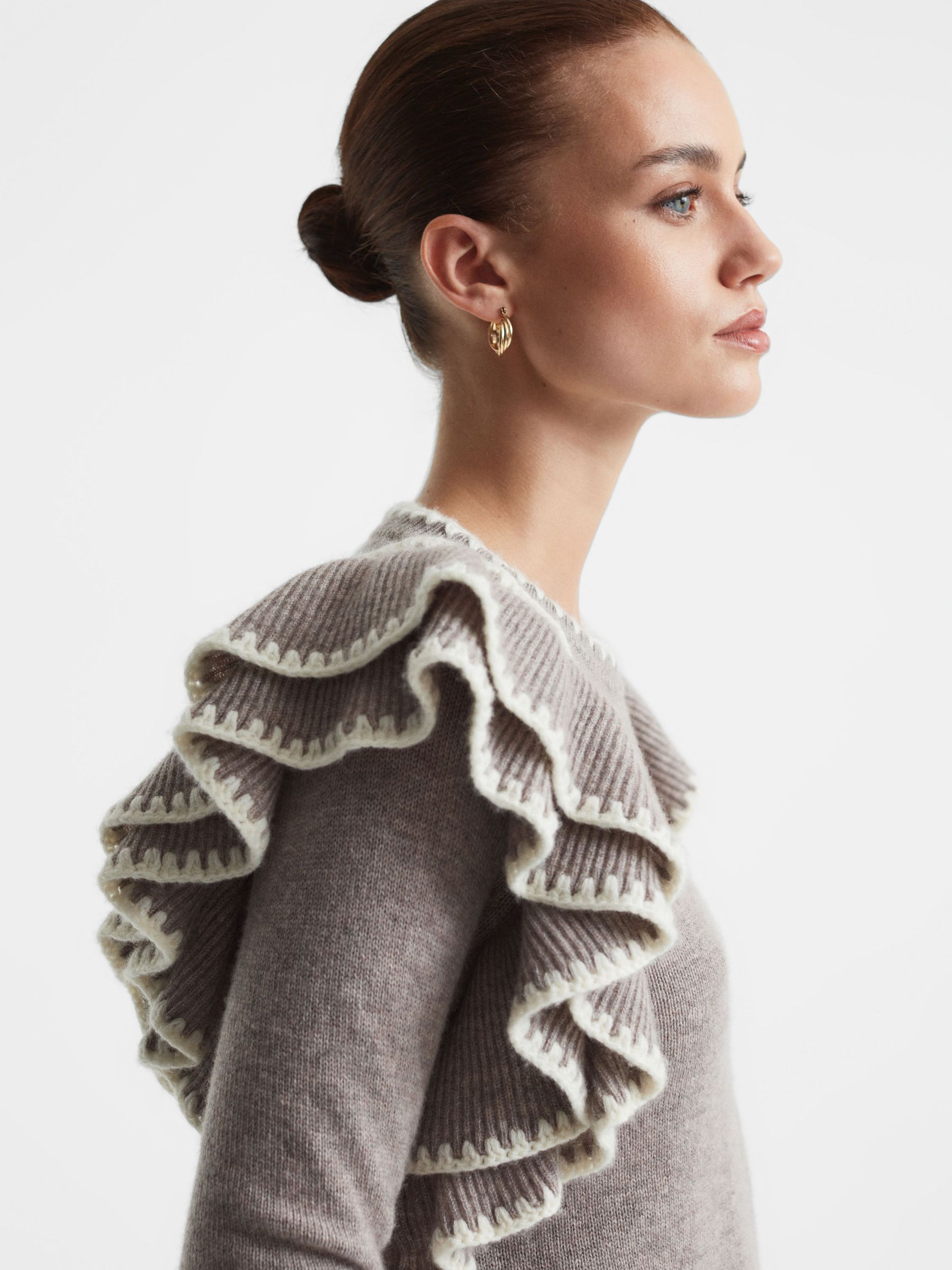 Pull ras du cou à volants en laine et cachemire, couleur avoine foncée Madeleine Thompson - Image 3 of 5