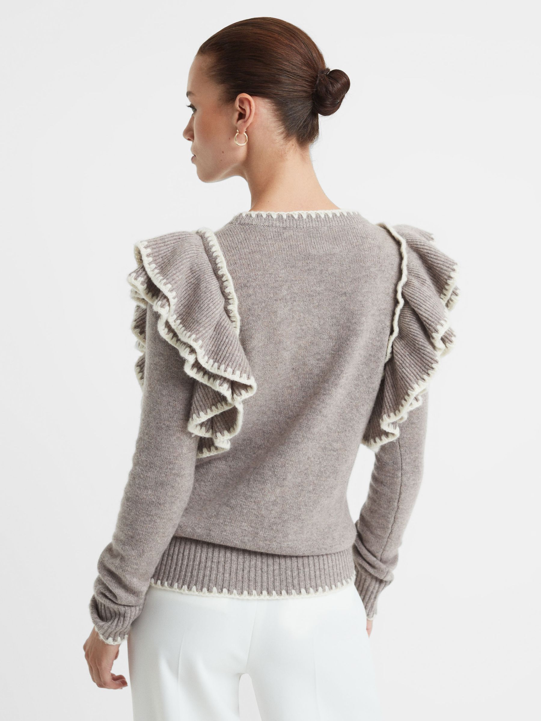 Pull ras du cou à volants en laine et cachemire, couleur avoine foncée Madeleine Thompson - Image 5 of 5