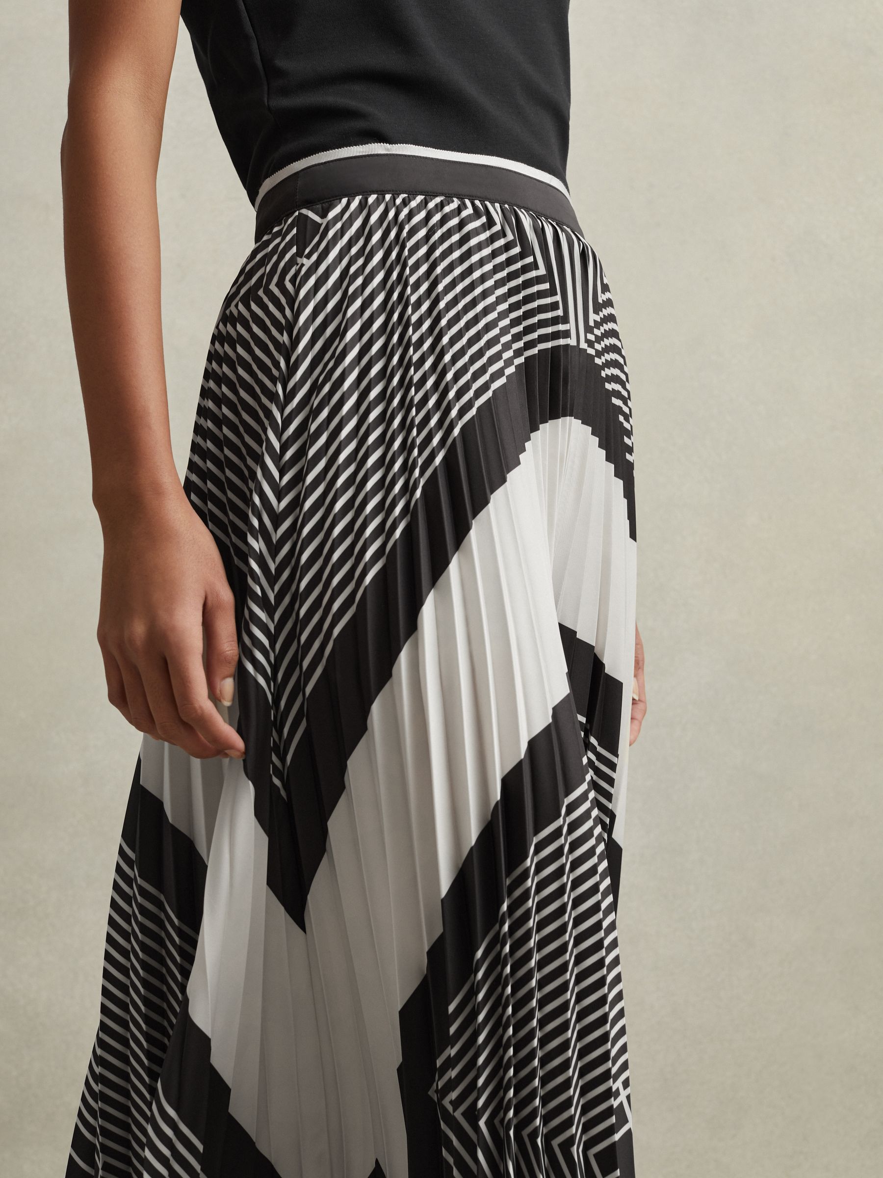 Printed Pleated Midi Skirt in Black/Cream - Image 4 of 7